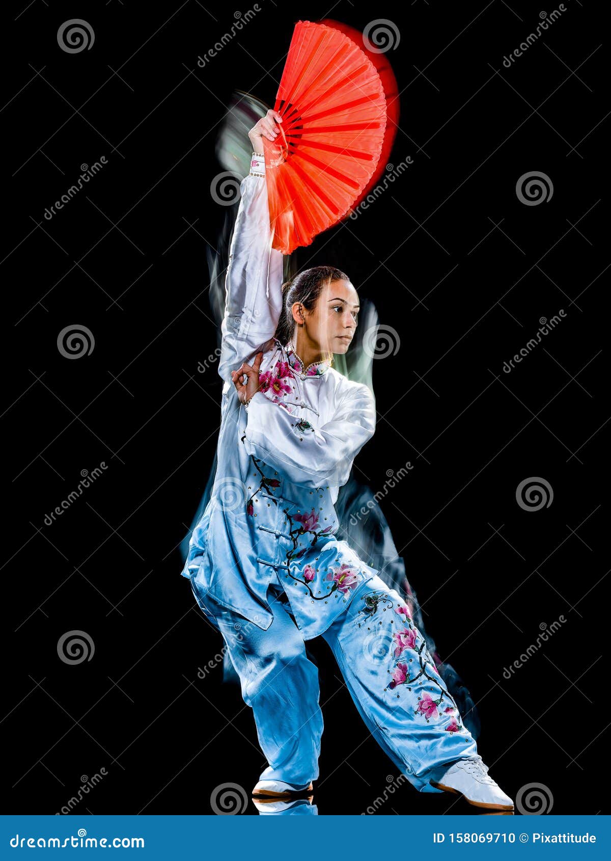 女太极川八极拳姿态突显的黑色背景光画库存照片 图片包括有 女太极川八极拳姿态突显的黑色背景光画库存照片 图片包括有