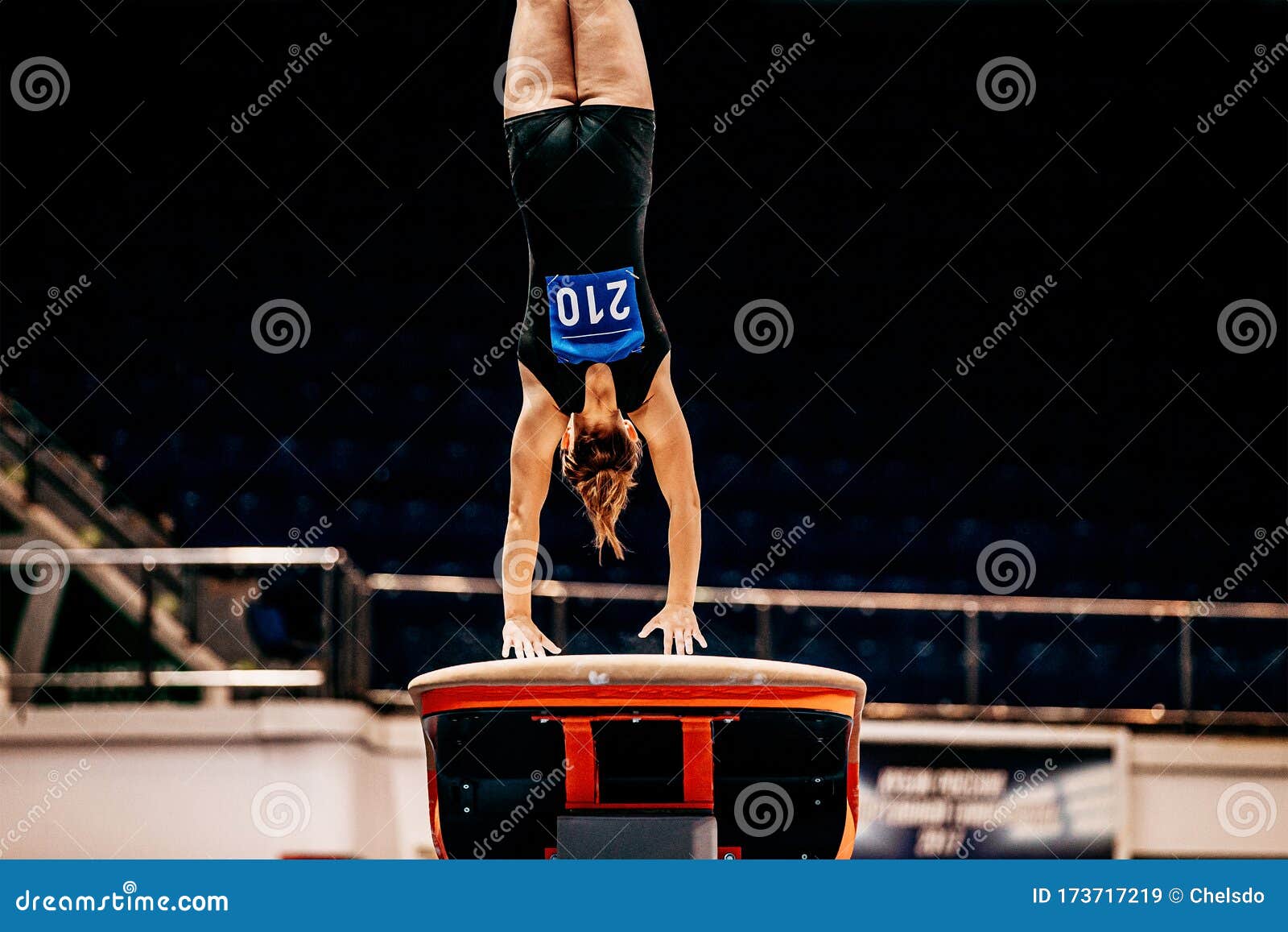 女子体操跳高编辑类库存图片 图片包括有指挥台 活动 背包 金子 风扇 烤肉 跳跃 国际