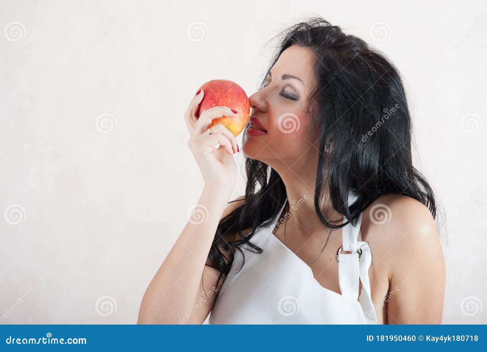女孩剪苹果一个有苹果的女孩的画像苹果快感库存照片 图片包括有苹果快感 一个有苹果的女孩的画像