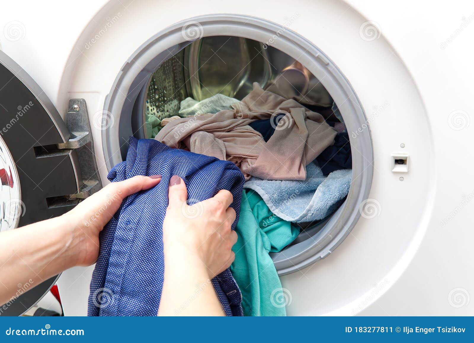 女孩把洗衣机里的衣服拿出来女人把衣服放进洗衣机库存图片. 图片包括有洗涤物, 家庭, 楼层, 洗衣店- 183277811
