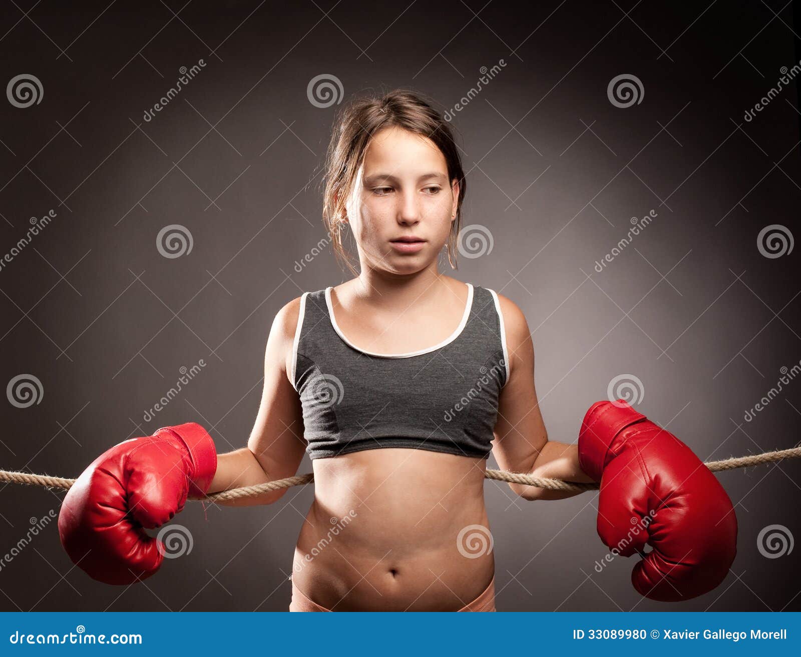 Янг девушка. Девочка боксер. Подросток в боксерских перчатках. Маленькая боксерка. Маленькая девочка боксерша.