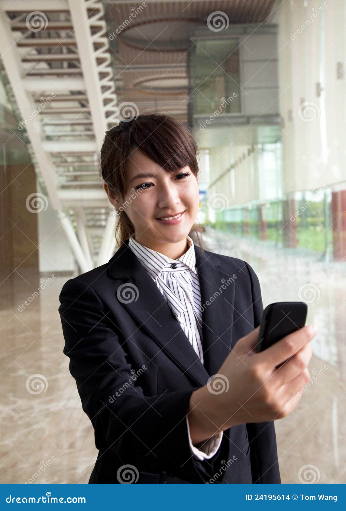 女实业家电话聪明的注意的年轻人库存照片 图片包括有现代 夫人 移动 女实业家 有吸引力的 女实业家电话聪明的注意的年轻人库存照片 图片包括有现代 夫人 移动 女实业家 有吸引力的