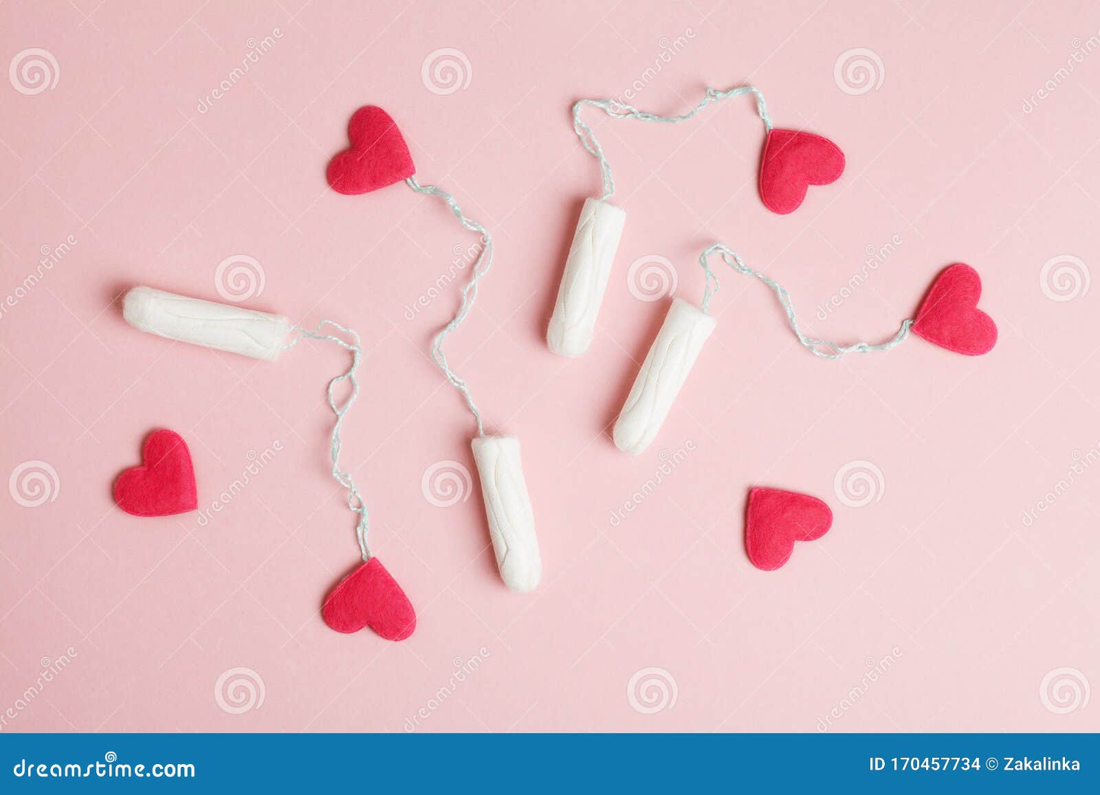 女性保健 红心棉棉巾 玫瑰背景下血滴 女性危机日库存照片 图片包括有卫生 概念 出血 妇产科