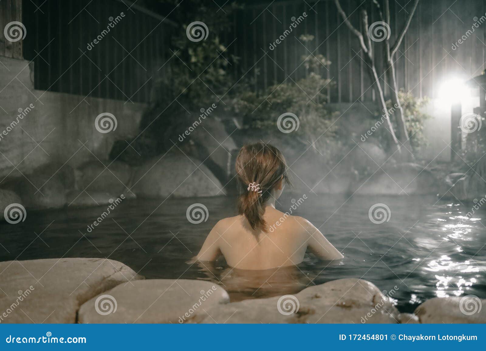 女性在雨府温泉水中不穿衣服库存图片 图片包括有人们 夫人 爱好健美者 浴室 日本 庭院 女性在雨府温泉水中不穿衣服库存图片 图片包括有人们 夫人 爱好健美者 浴室 日本 庭院