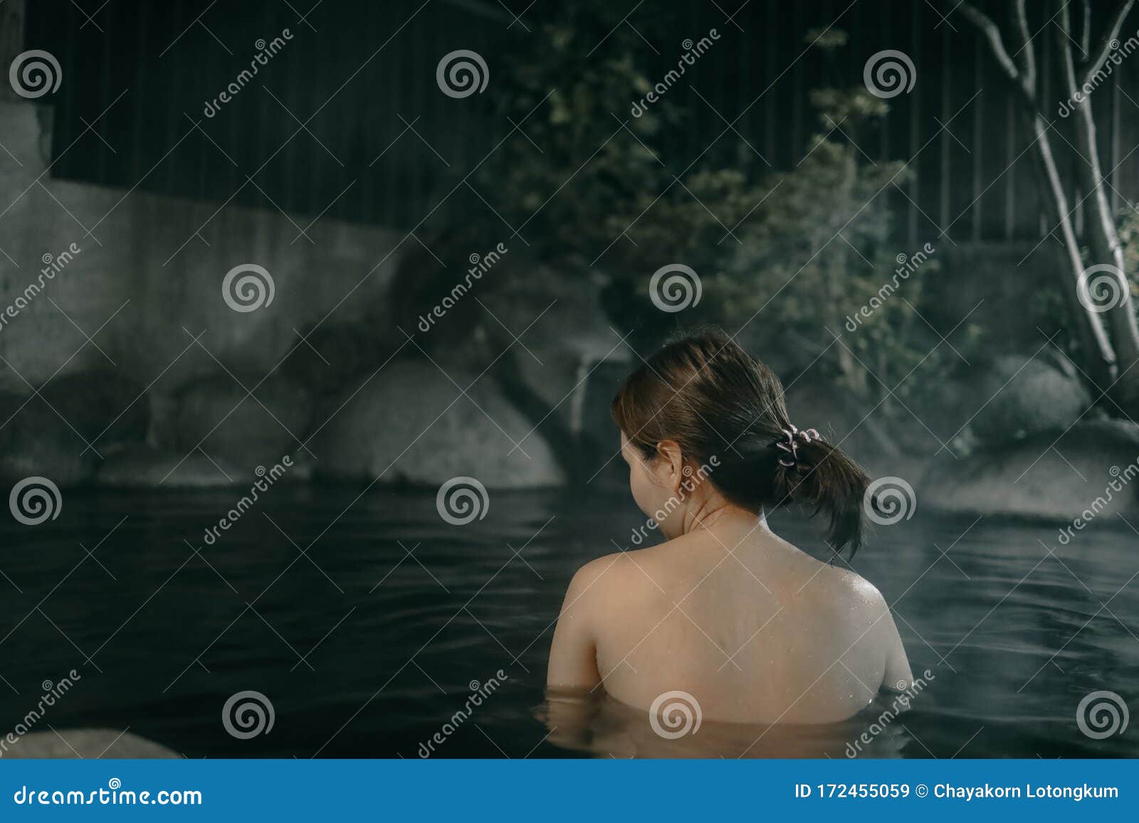 女性在雨府温泉水中不穿衣服库存图片 图片包括有关心 逗人喜爱 日本 夫人 喜悦 装饰 女性在雨府温泉水中不穿衣服库存图片 图片包括有关心 逗人喜爱 日本 夫人 喜悦 装饰