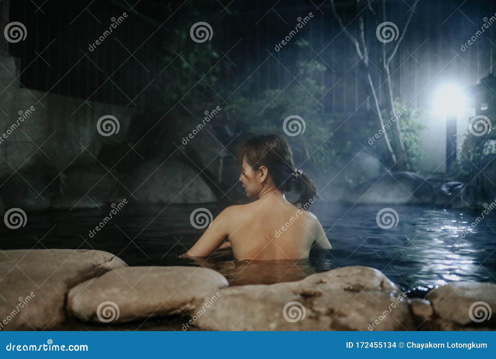 女性在雨府温泉水中不穿衣服库存照片 图片包括有蒸汽 温泉 快乐 夫人 旅馆 爱好健美者 女性在雨府温泉水中不穿衣服库存照片 图片包括有蒸汽 温泉 快乐 夫人 旅馆 爱好健美者