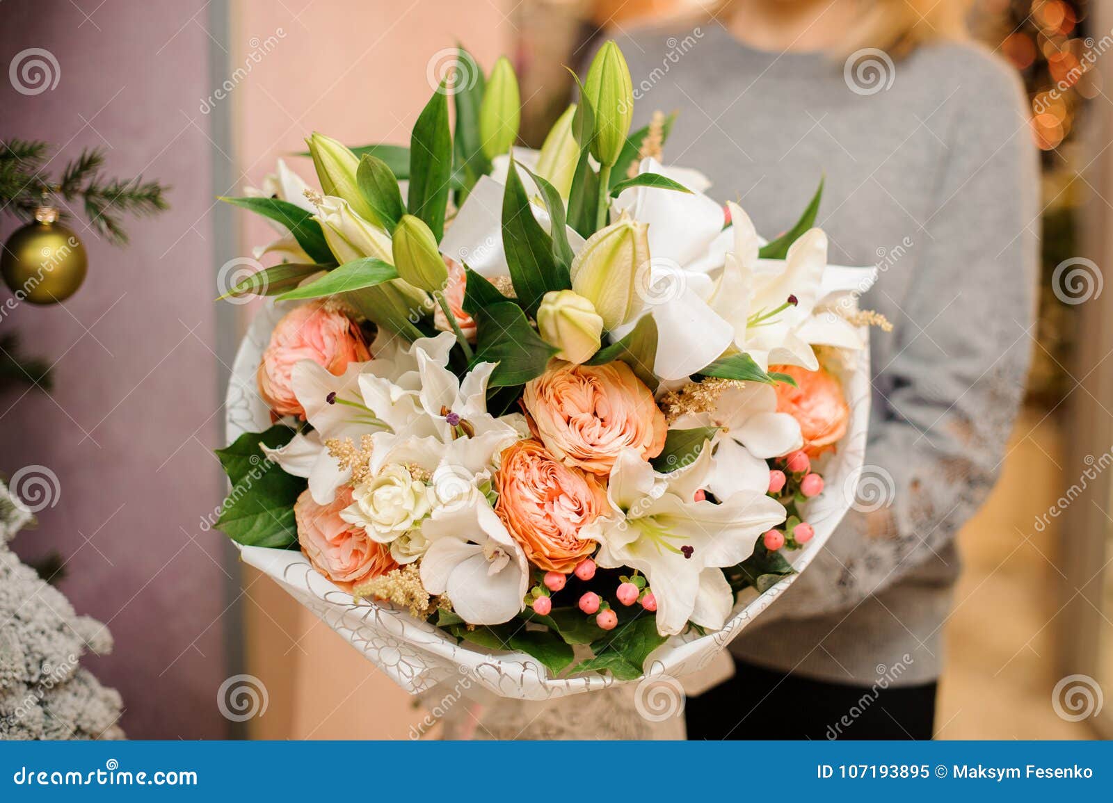 女性拿着花束百合 兰花 在白色包装纸的中介子型玫瑰库存图片 图片包括有 女性拿着花束百合 兰花 在白色包装纸的中介子型玫瑰库存图片 图片包括有
