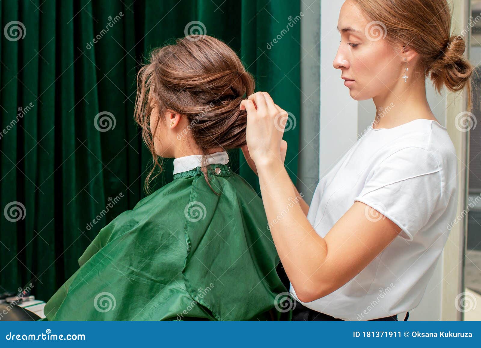 女性理发师发型库存图片 图片包括有剪切 愉快 女孩 交谊厅 染料 女性 美发师 发式专家 女性理发师发型库存图片 图片包括有剪切 愉快 女孩 交谊厅 染料 女性 美发师 发式专家
