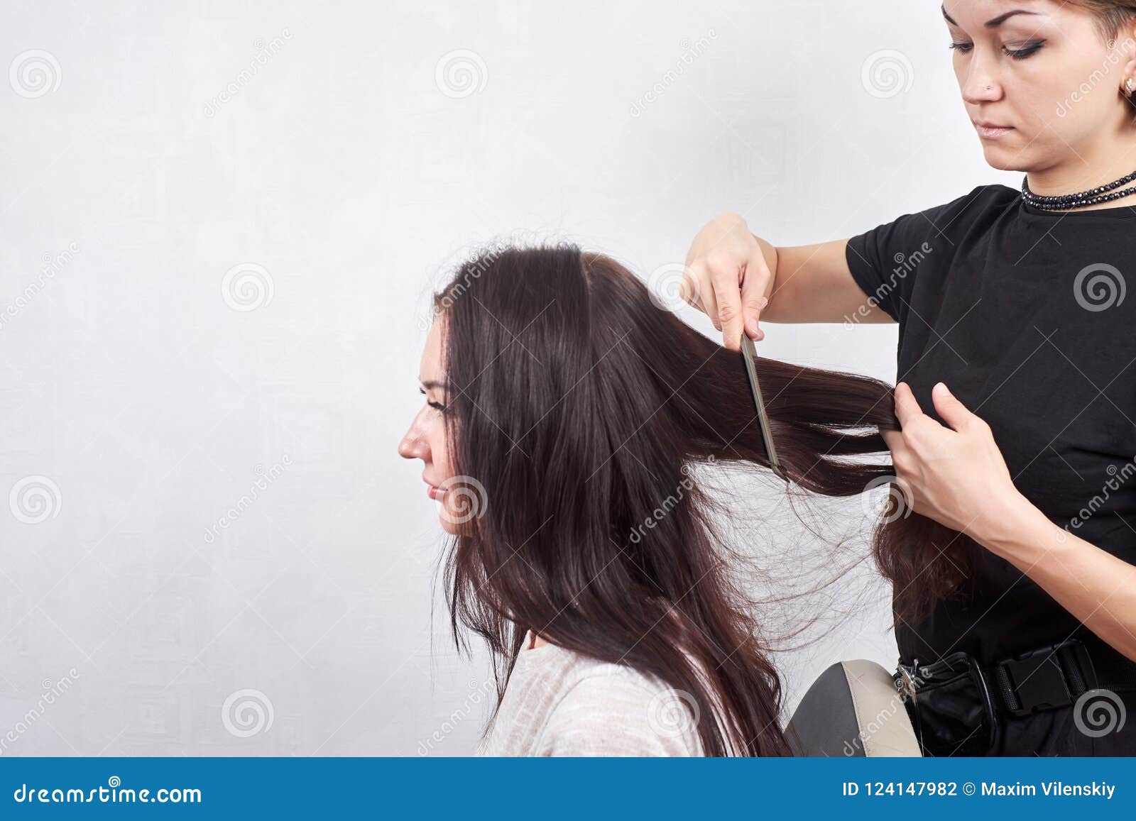 女性美发师做一个妇女特写镜头的理发在美容院库存照片 图片包括有方式 关心 创造性 男人 客户 女性美发师做一个妇女特写镜头的理发在美容院库存照片 图片包括有方式 关心 创造性 男人 客户