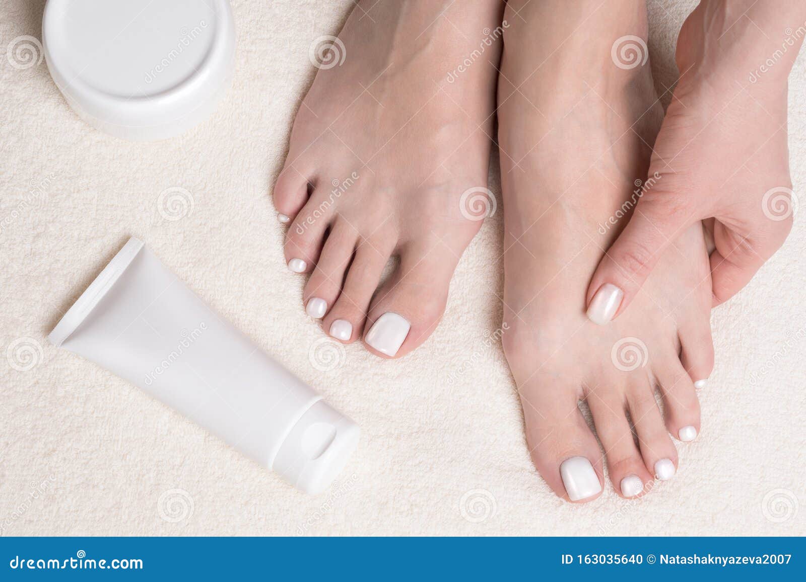 女性裸足 脚趾带白色修脚和牙齿毛巾上的奶油管库存照片 图片包括有润湿 关心 干净 奶油 健康