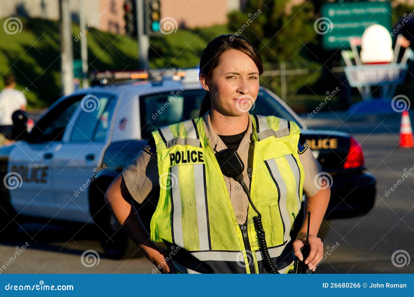女性警官库存照片 图片包括有管理员 官员 几年 反射性 警报器 女性 纵向 黄色 无线电