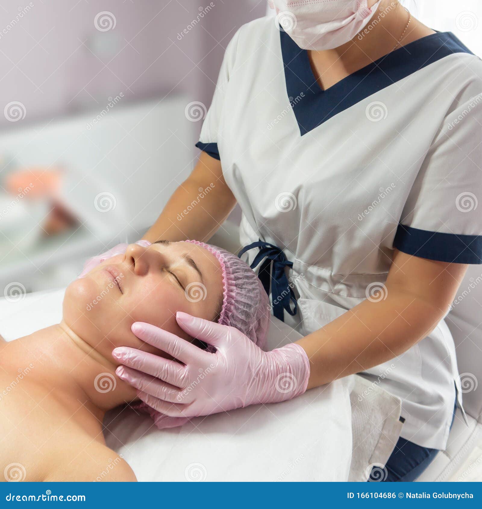 女美容师在美容院触摸成年女性的脸库存照片 图片包括有清洁 手套 整容术 工作室 现有量