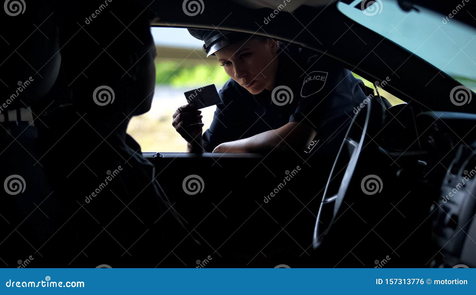 女警察检查司机证件 道路检查 交通犯罪库存照片 图片包括有自动 犯罪 女警 证明 限额 157313776