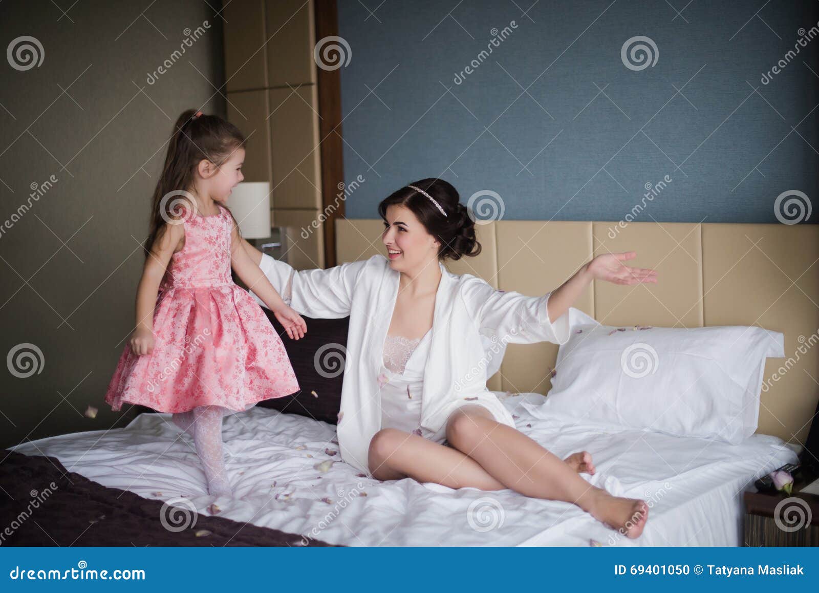 Мама с дочкой в постели. Мамас дочкой накрлвати. Фотосессия с дочкой на кровати. Мама с дочкой на кровати. Мама с дочкой фотосессия на кровати.