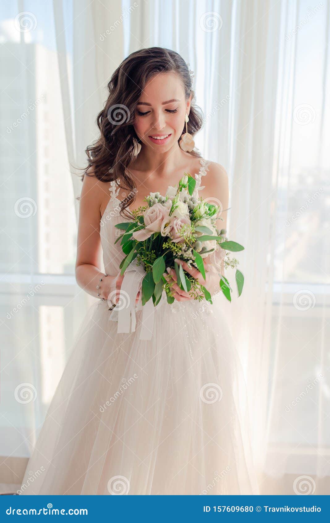 婚礼日美女配花新娘画像库存照片 图片包括有花卉 卷毛 头发 愉快 方式 成人 婚姻 157609680