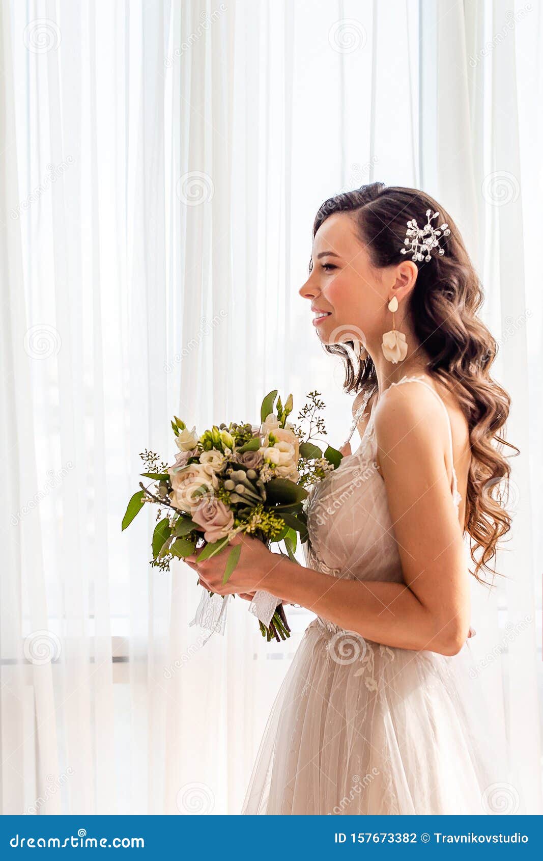 婚礼日美女配花新娘画像库存照片 图片包括有花束 构成 眼睛 染睫毛油 女性 花卉 表面