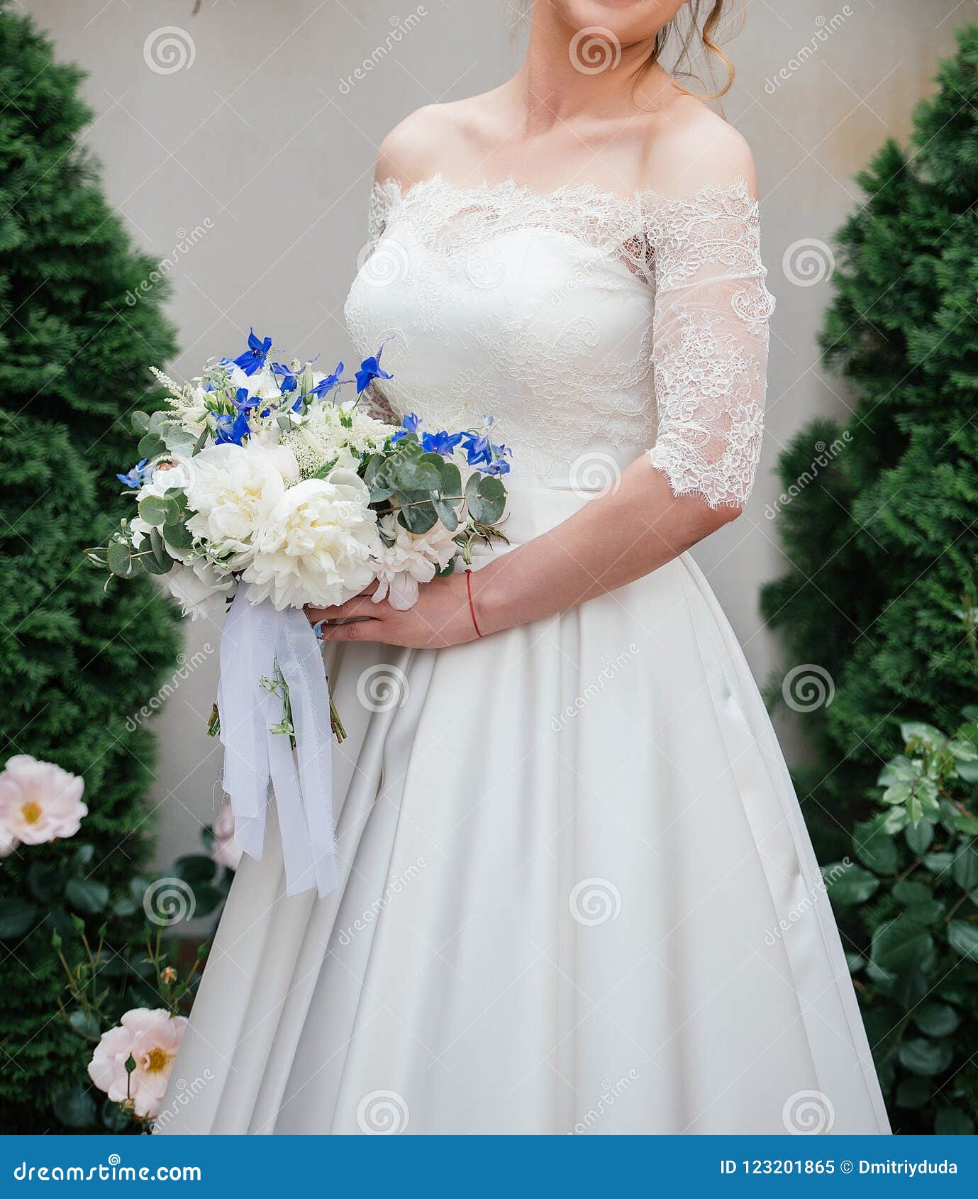 婚纱的美丽的新娘有牡丹婚礼花束的库存图片 图片包括有订婚 庆祝 活动 一堆 高雅 蓝色 婚纱的美丽的新娘有牡丹婚礼花束的库存图片 图片包括有订婚 庆祝 活动 一堆 高雅 蓝色