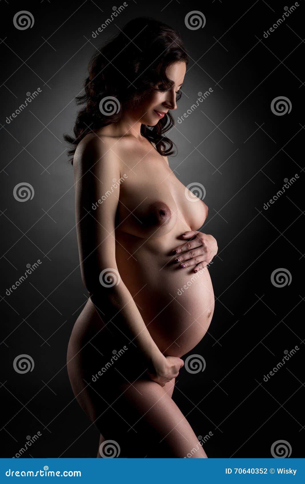 孕妇裸体 伦敦时装周T台秀孕妇裸模走秀“孕”味十足-中新网