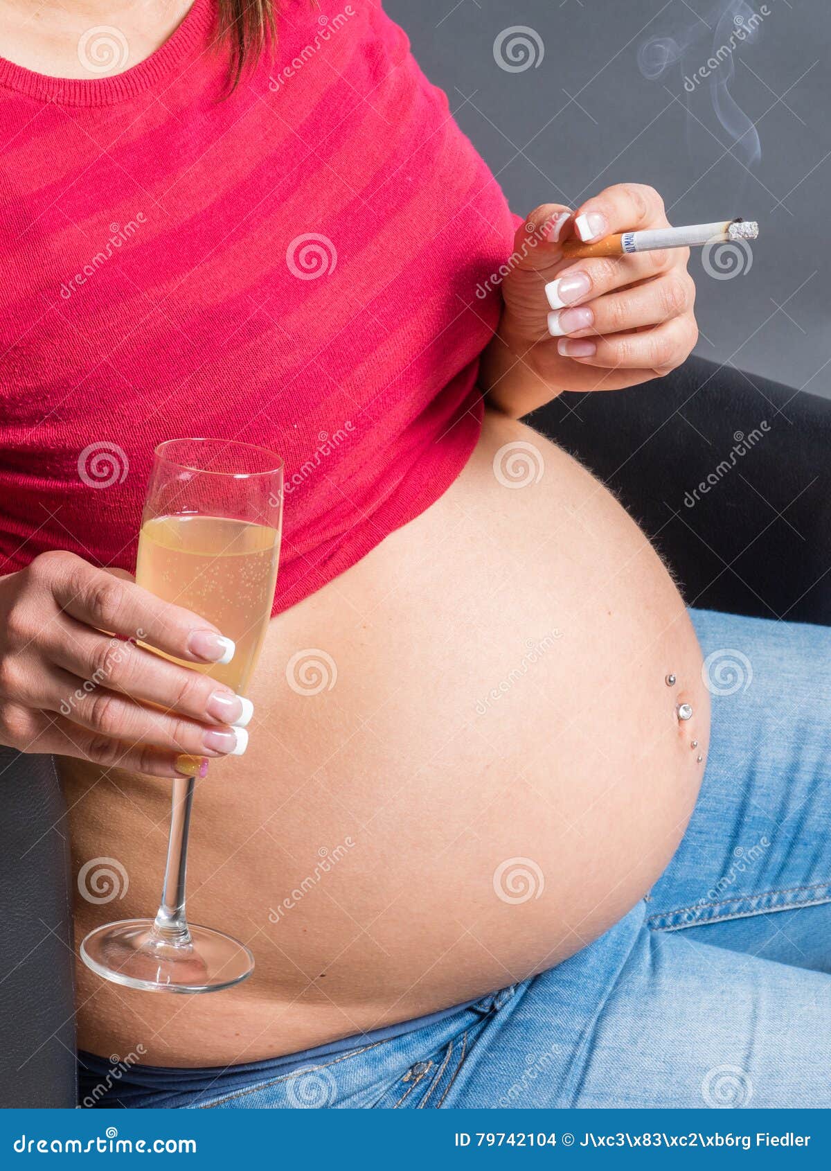 Беременность пила и курила. Вредные привычки беременной женщины. Беременных женщин курящих и пьющих.