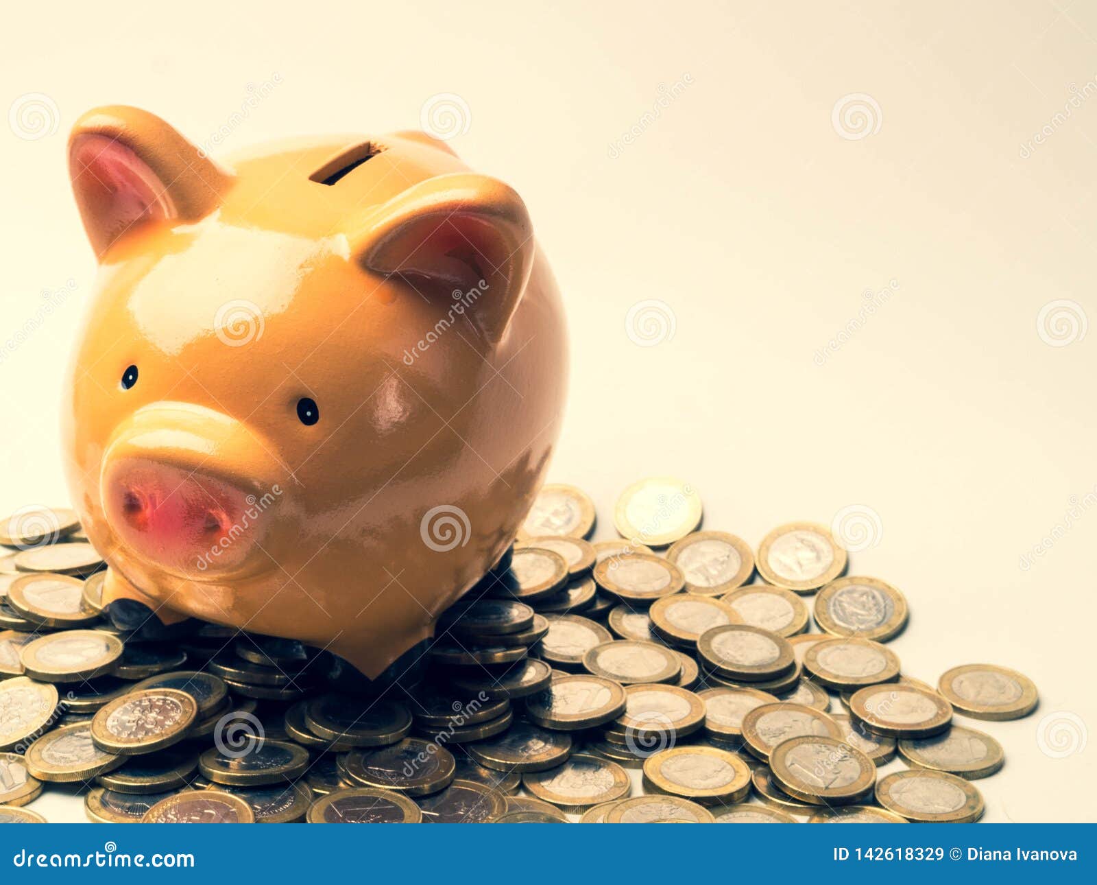 存钱罐挽救有您的金钱硬币黄色背景库存图片 图片包括有 存钱罐挽救有您的金钱硬币黄色背景库存图片 图片包括有