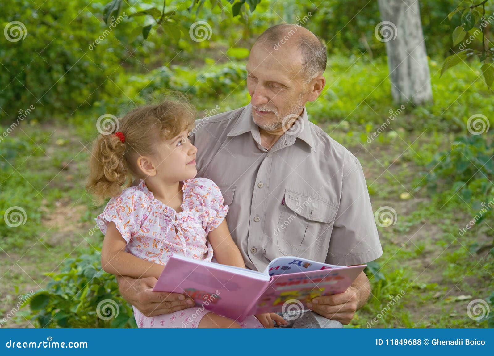 Дедушка и внучка в лесу. Дедушка и внучка. Дедушка с внучкой фото. Дедушка с внучкой читают.