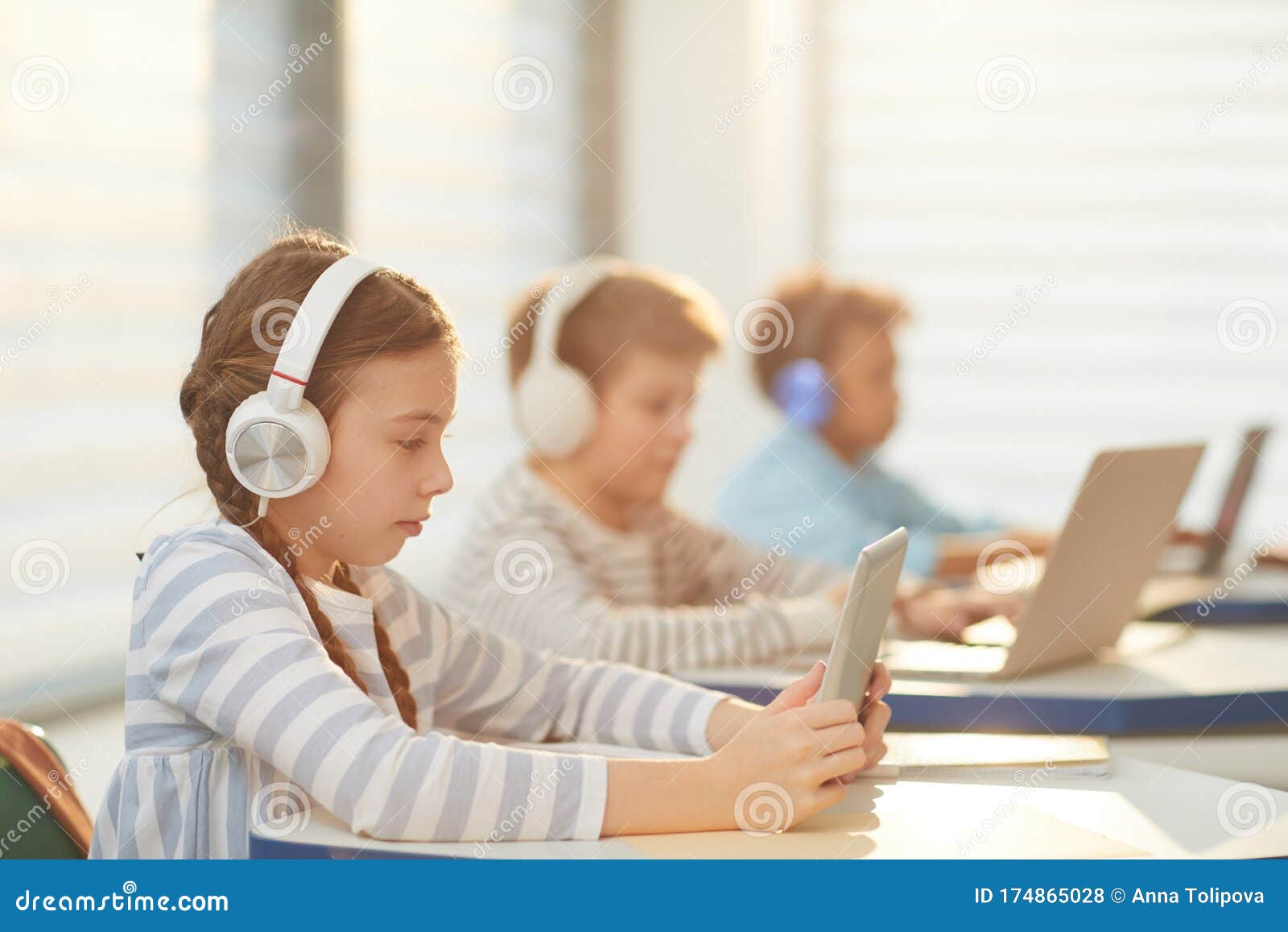 学校里有小玩意的孩子库存照片 图片包括有放松 计算机 统一性 技术 工作 耳机 倾听