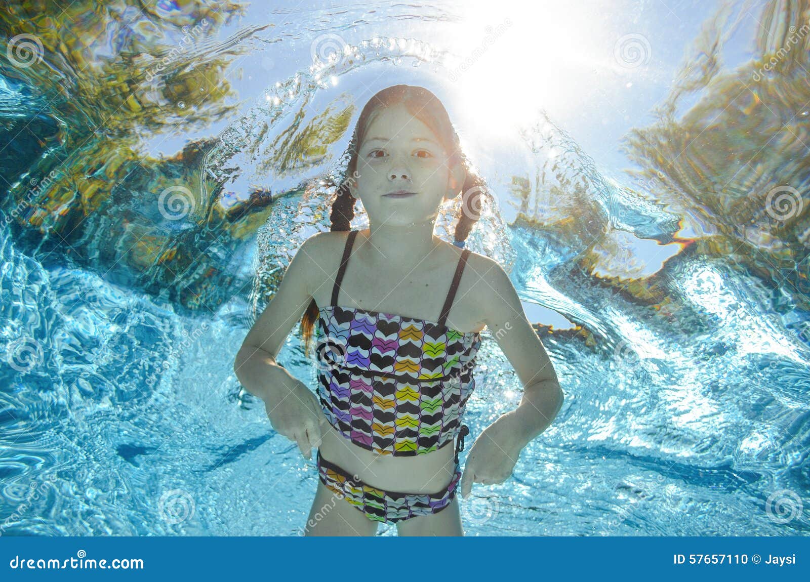 孩子在水池游泳在水面下 女孩获得乐趣在水中库存照片 图片包括有重新创建 愉快 白种人 节假日 孩子在水池游泳在水面下 女孩获得乐趣在水中库存照片 图片包括有重新创建 愉快 白种人 节假日