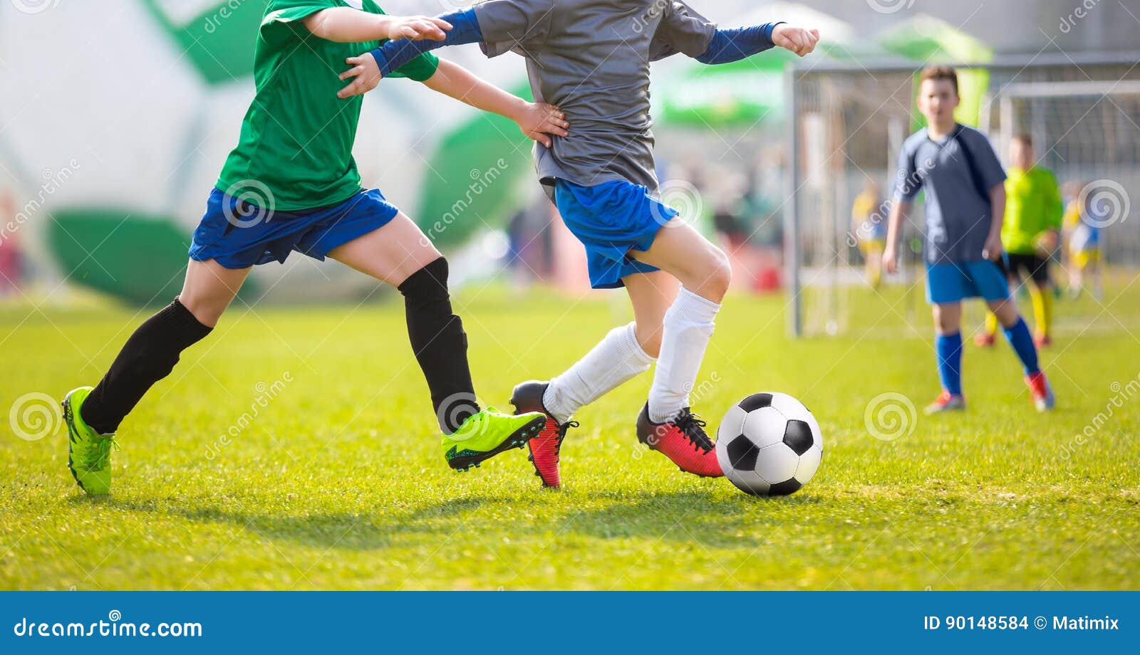 孩子的足球比赛训练和橄榄球足球比赛库存照片. 图片包括有室外, 间距, 同盟, 作用, 运动员, 现场- 90148584