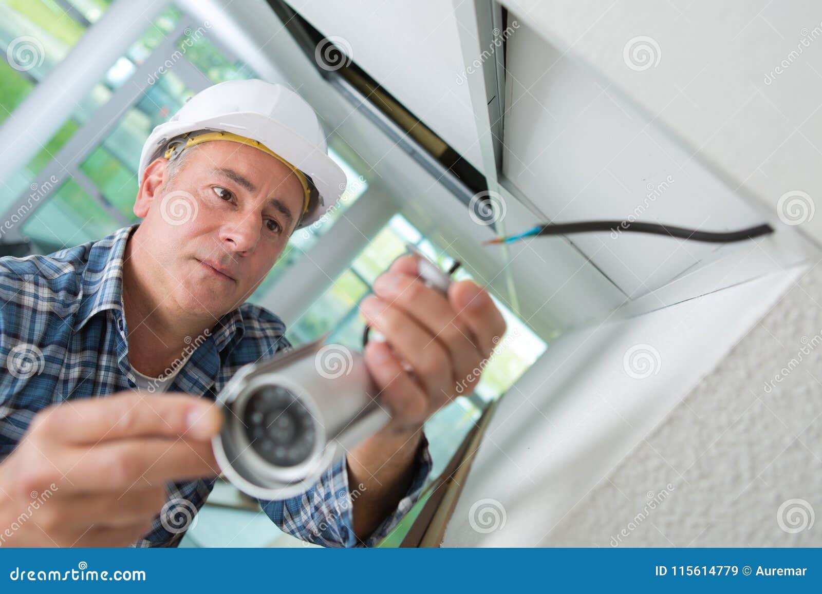 Муж поставил камеру дома. Technician worker installing Video Surveillance Camera on Wall. Человек ставит камеру. Наблюдение в домашних условиях. Мужчина ставит камеру.