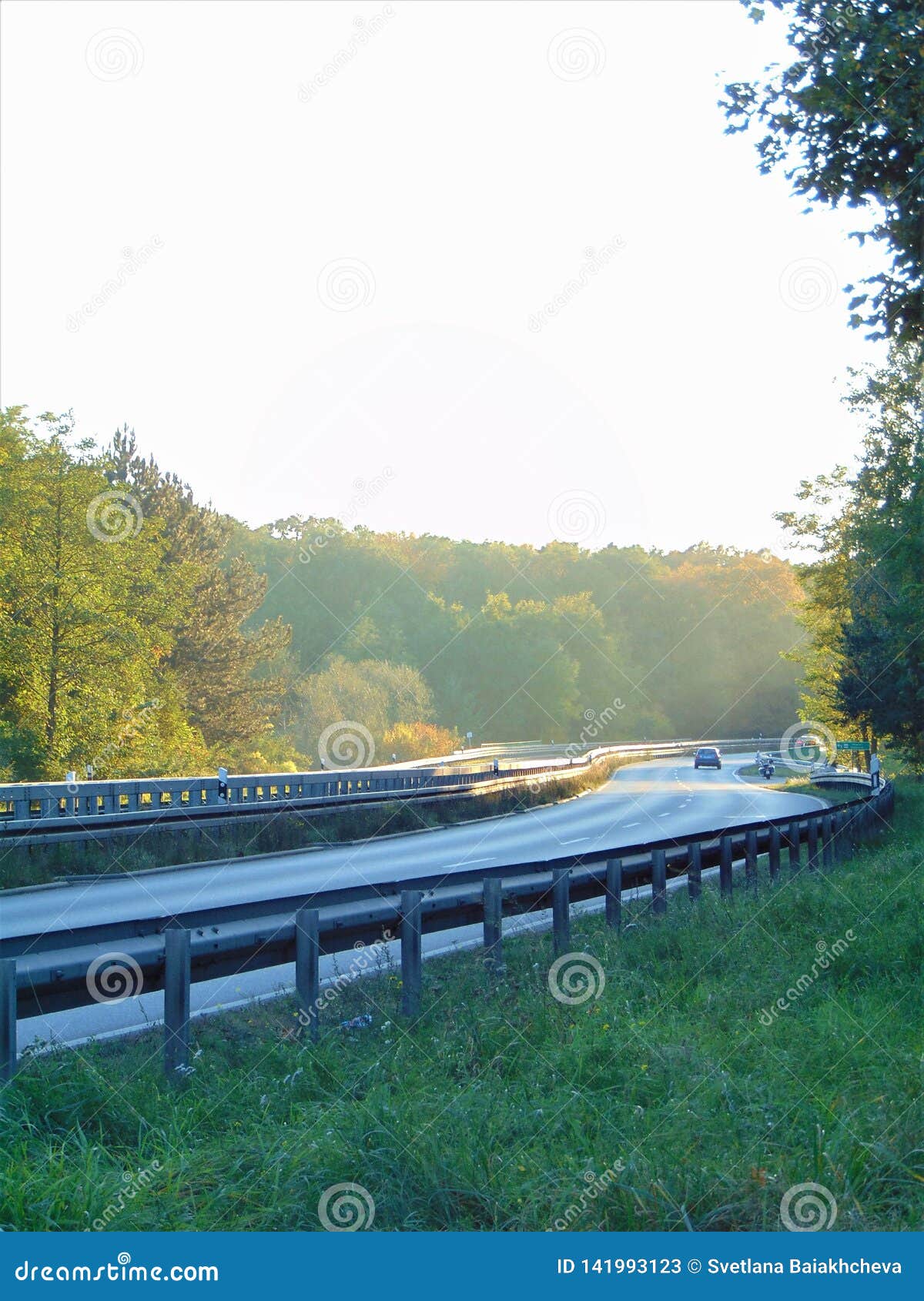 宏观照片有平衡的天空的装饰风景背景与一条高速公路的远景的在欧洲城市在德国库存图片 图片包括有 宏观照片有平衡的天空的装饰风景背景与一条高速公路的远景的在欧洲城市在德国库存图片 图片包括有