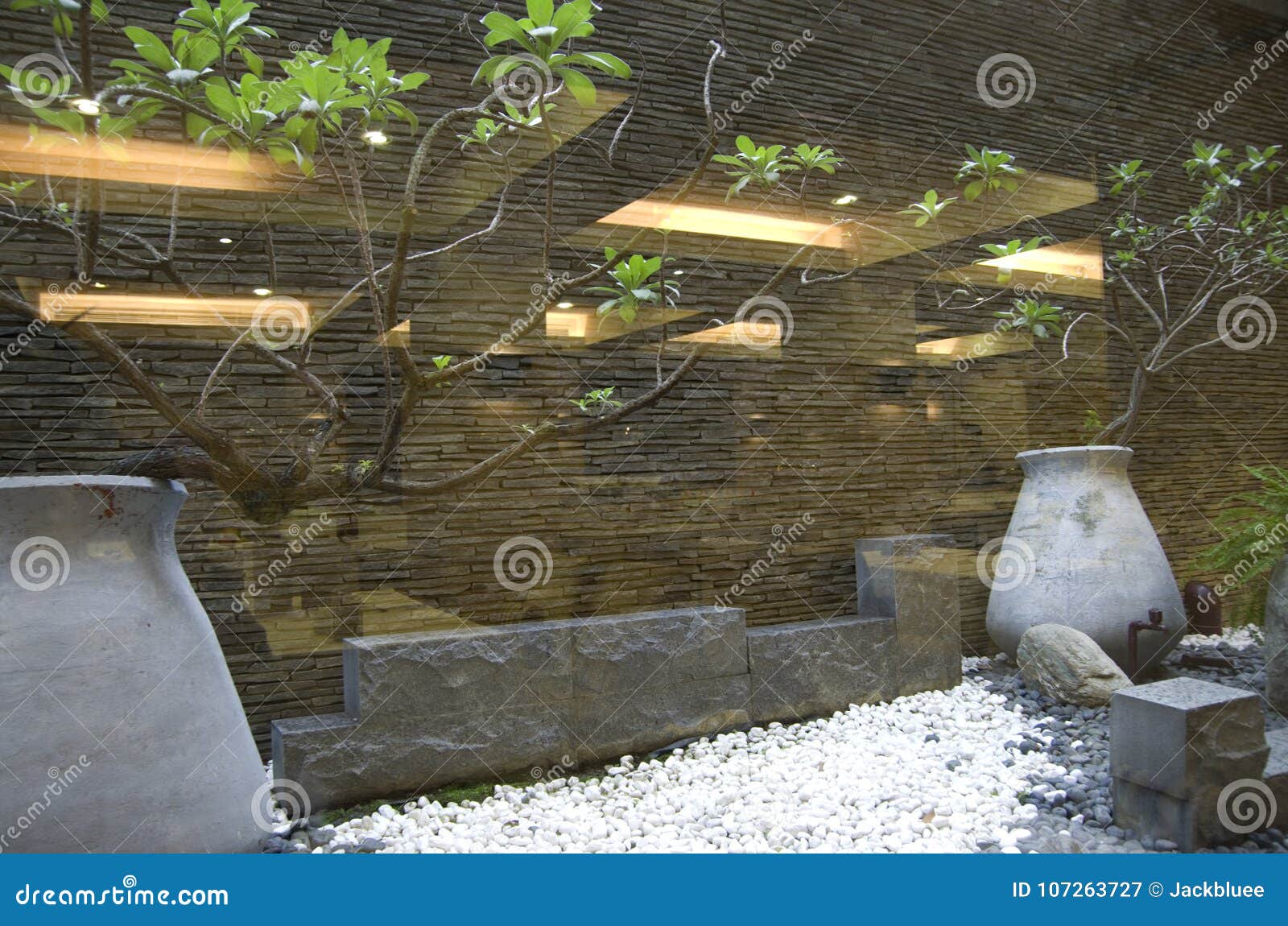 室内假山花园设计库存图片 图片包括有禅宗 参见 餐馆 通过 聚会所 庭院 汉语 瓦器