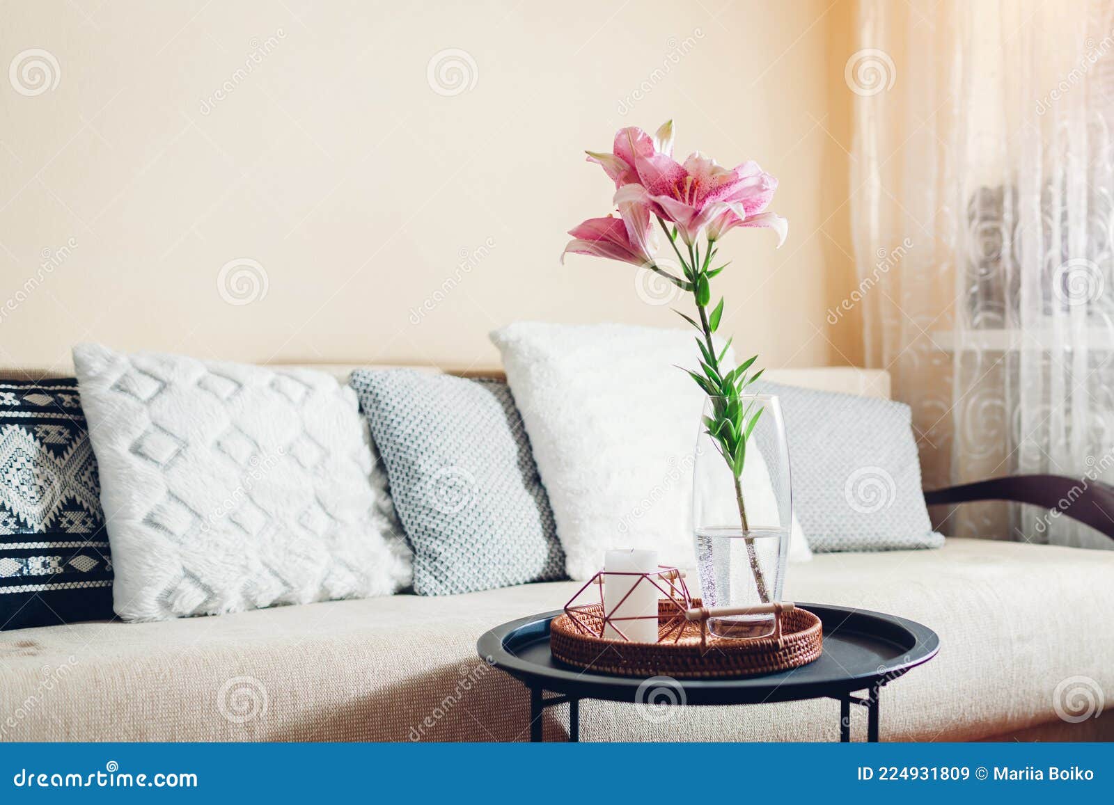 室内和家居装饰 起居室中插有鲜粉百合花 咖啡桌上的花束库存图片 图片包括有开花的 放松