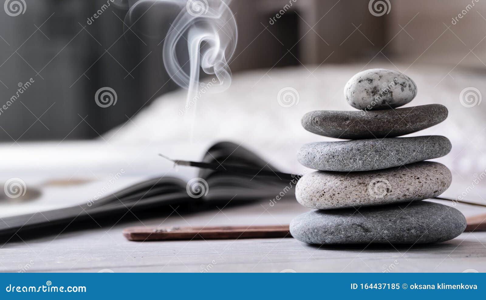 家庭室内静静的生活中 身前的白木桌上挂着一座座座禅石 烧香的库存图片 图片包括有燃烧 放松