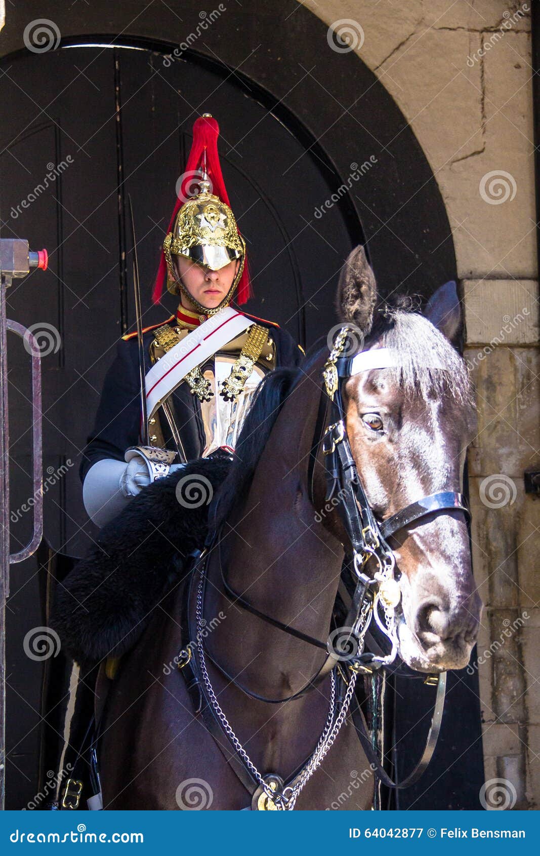 家庭骑兵的登上的警官当班在骑马卫兵在伦敦临近家庭骑兵博物馆英国图库摄影片 图片包括有家庭 拱道