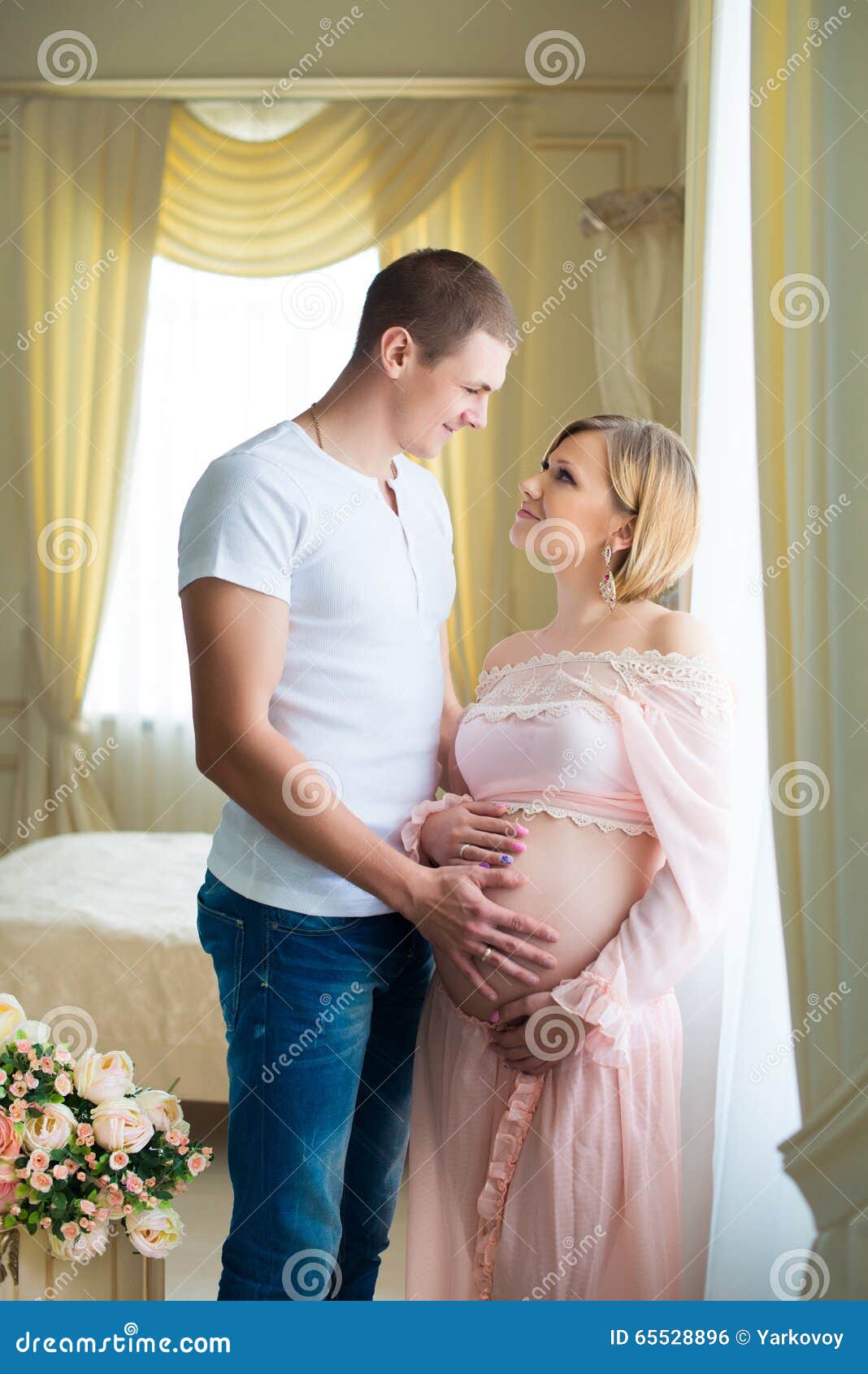 Беременную жену нежно