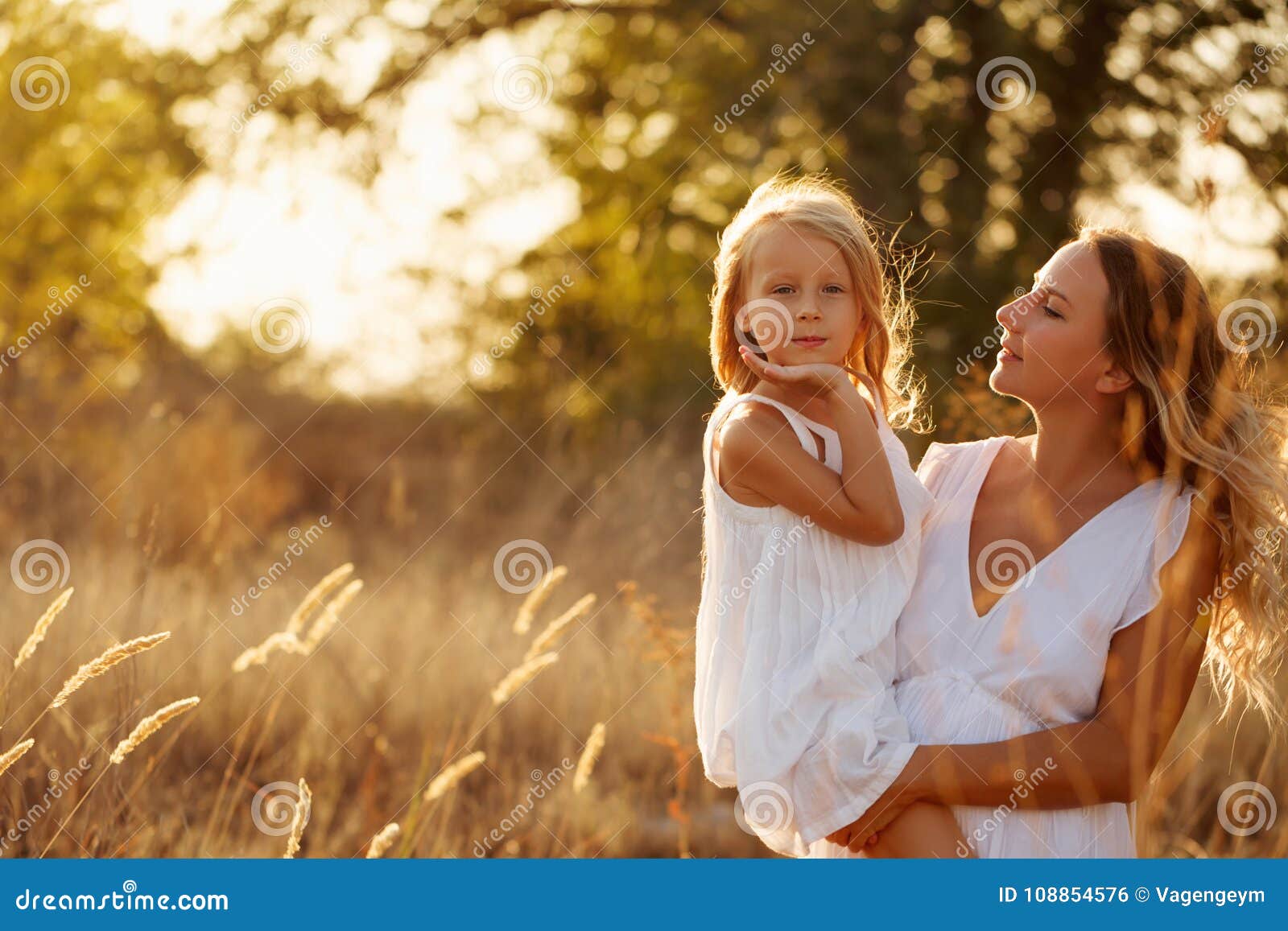 Blonde daughter. Мать держит дочь на руках. Мама держит дочку на руках. Мама держит дочь на руках картинка.