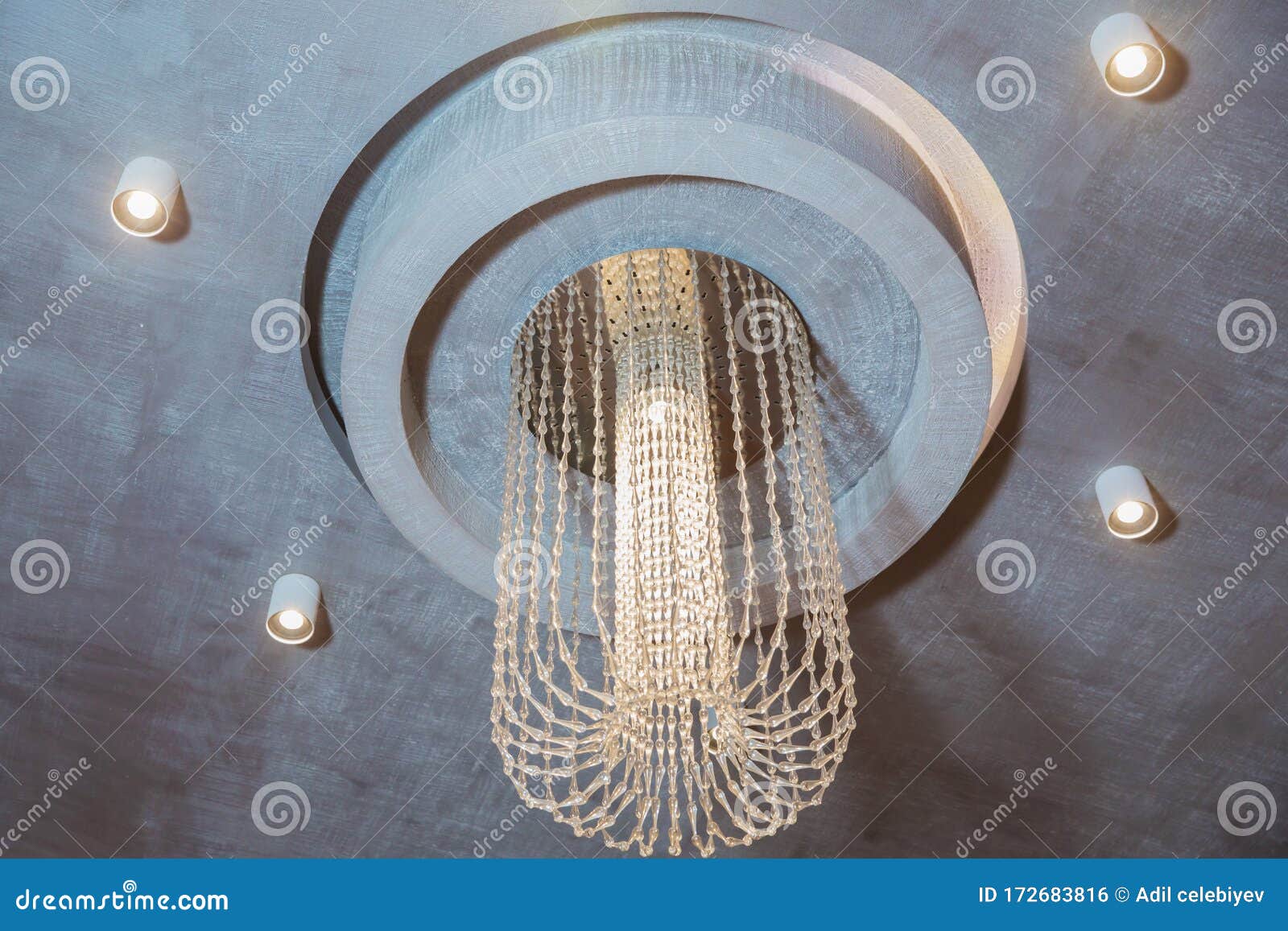 家用餐厅装饰圆形吊灯吊在天花板上的内装设计电灯豪华照明库存照片 图片包括有吊在天花板上的内装设计电灯 家用餐厅装饰圆形吊灯