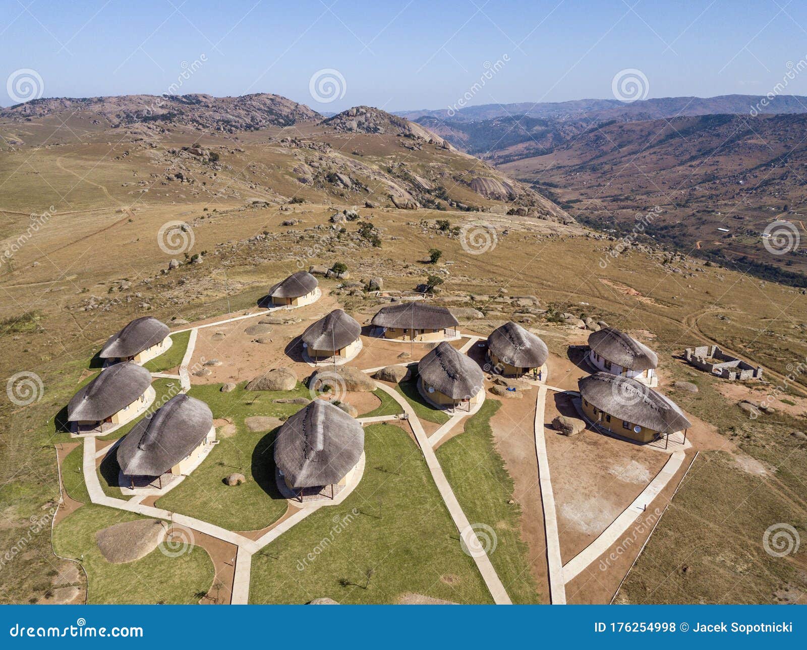 小型传统度假村位于sibebe Rock岩上 Eswatini的石碑岩库存照片 图片包括有旅馆 人们
