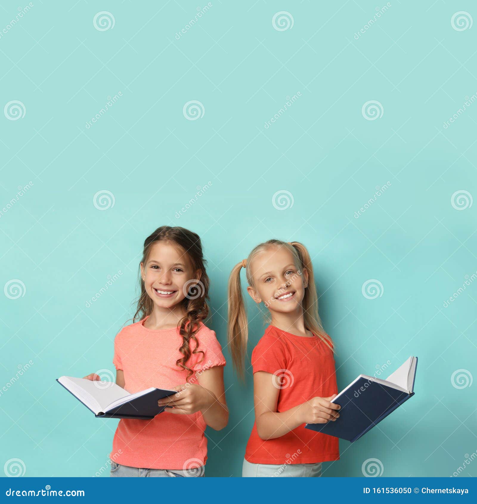 小女孩在背景下看书的画像 小女孩在背景下看书的画像