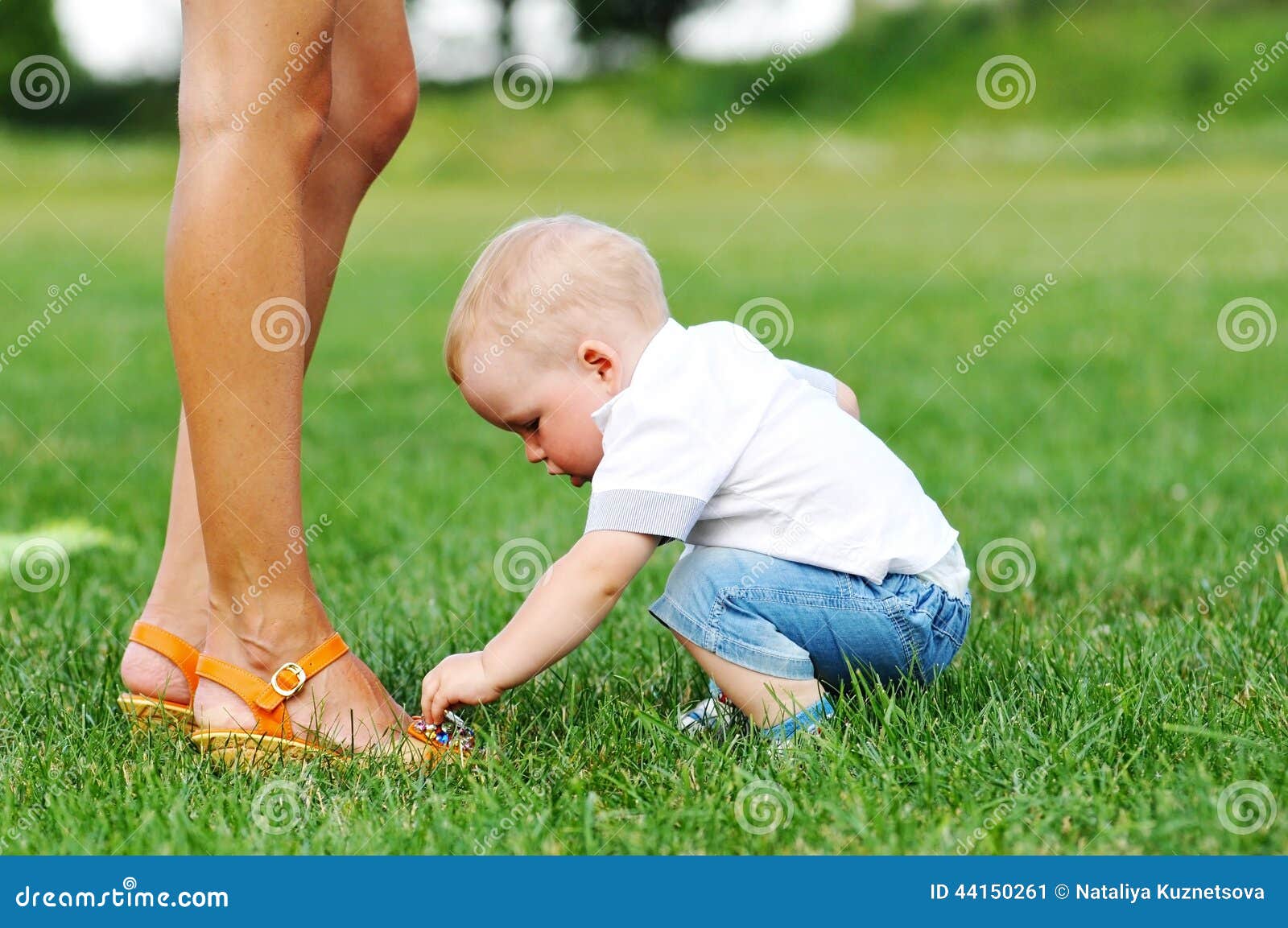 Включи мамочки ноги. Ступни детей трогать. Малыш трогает ноги. Ребенок играет с ногами мамы.