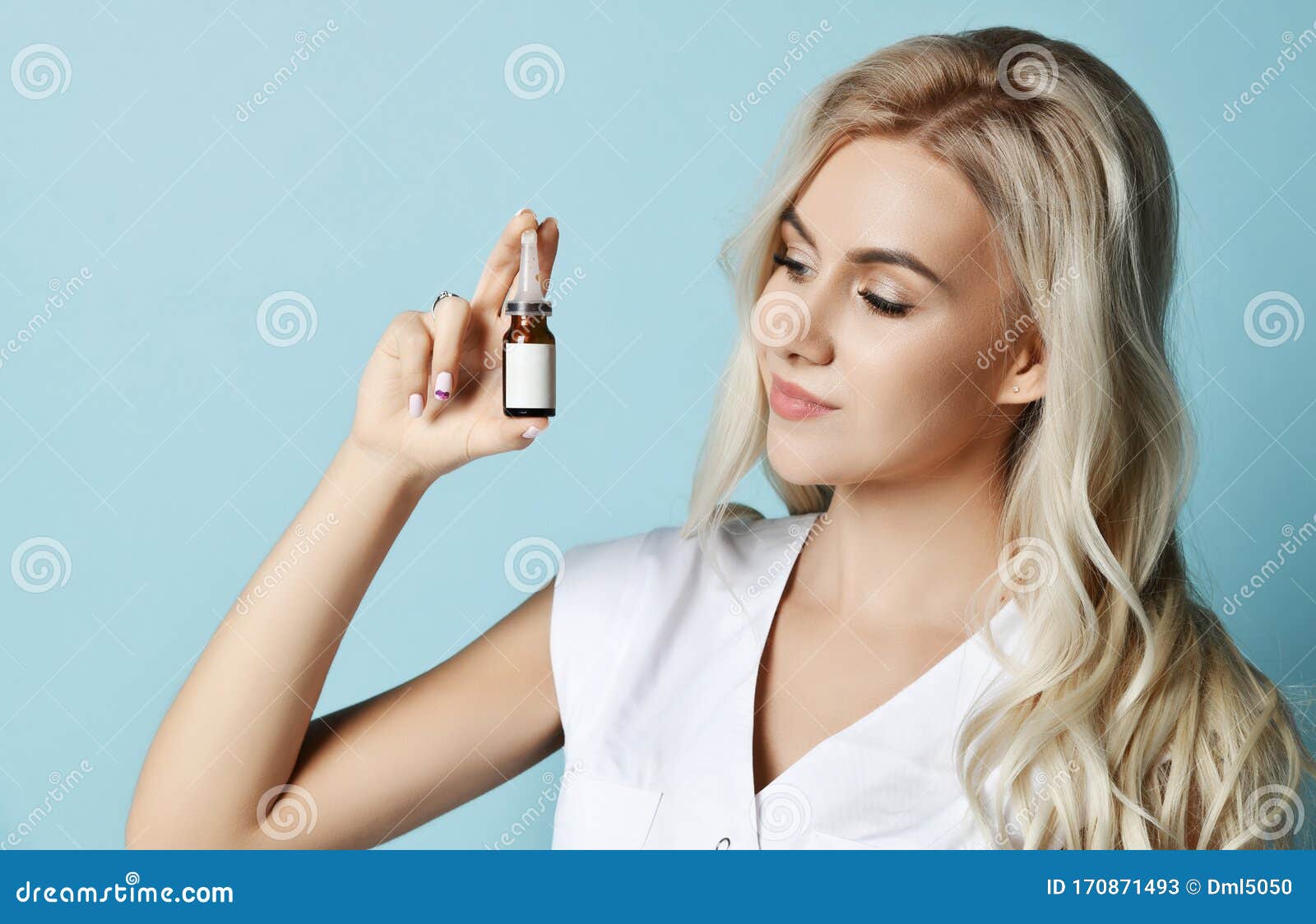 小美女笑性性感金发白衣女子手持小美容安瓿库存图片 图片包括有发型 风土化 整容术 人们 夫人 小美女笑性性感金发白衣女子手持小美容安瓿库存图片 图片包括有发型 风土化 整容术 人们 夫人