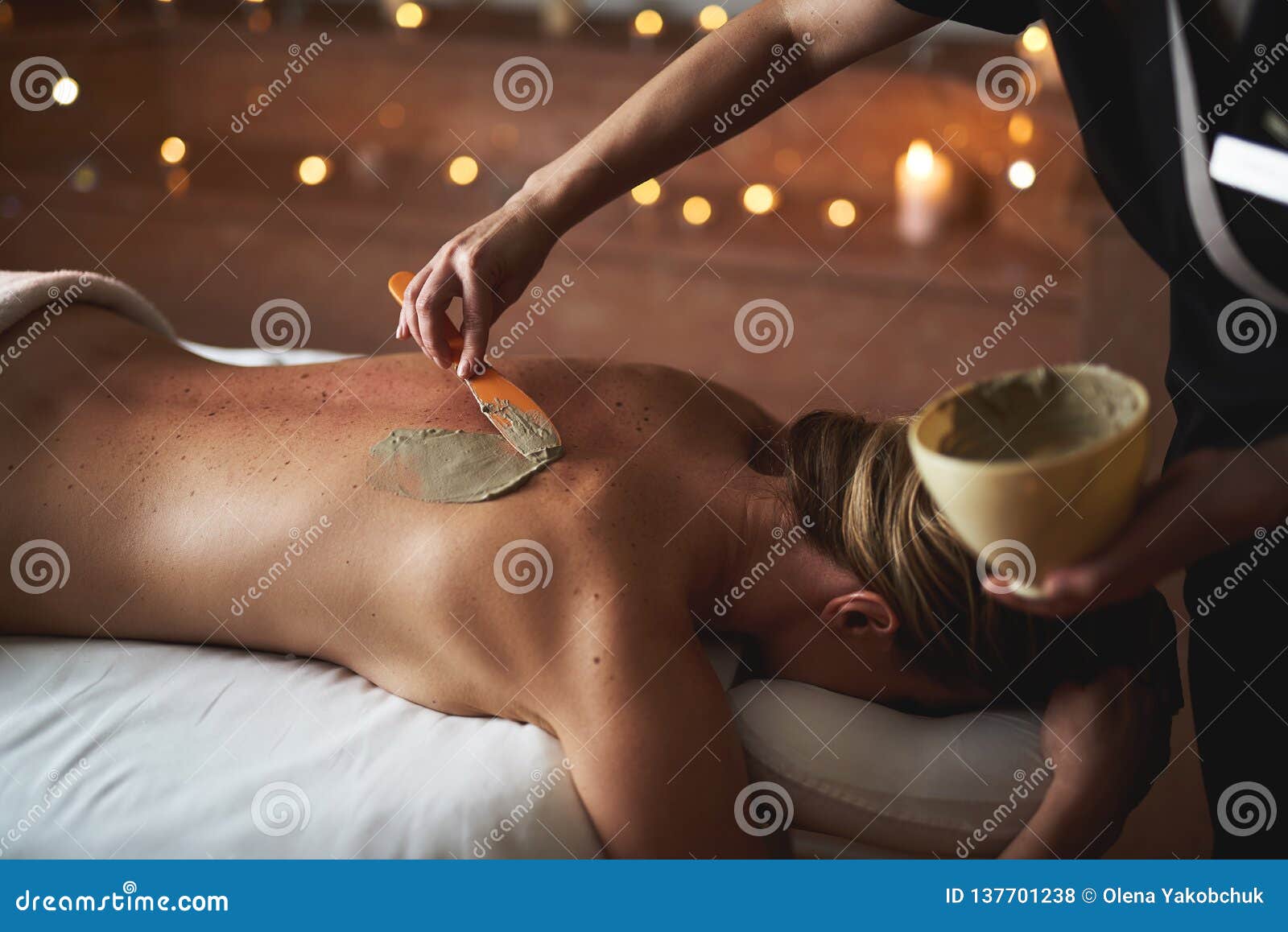 少女画象有温泉泥的在后面库存照片 图片包括有 少女画象有温泉泥的在后面库存照片 图片包括有
