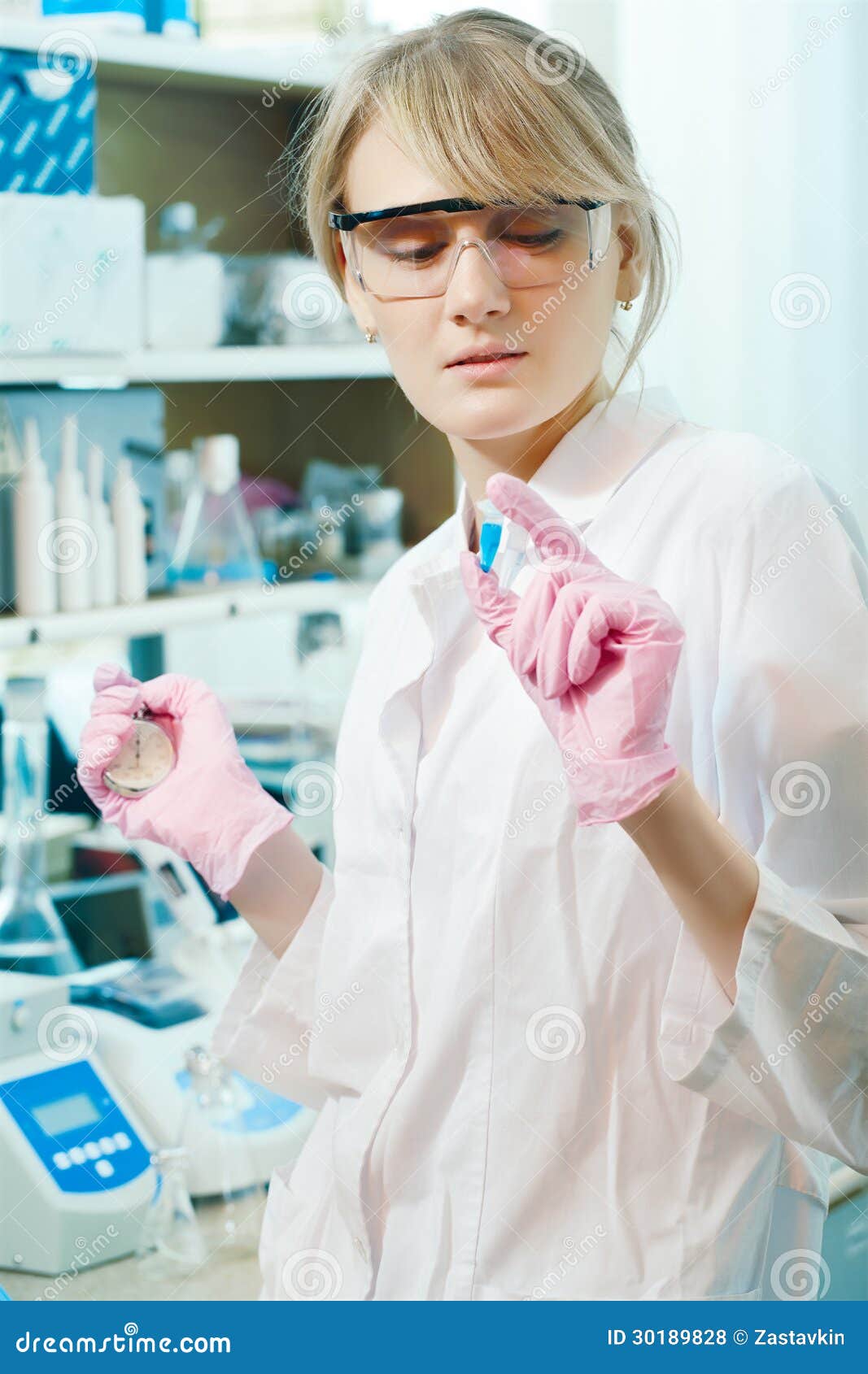Женщина ученый занимается. Elion. Женщина ученый занимается. Девушка ученый. Красивые ученые девушки.