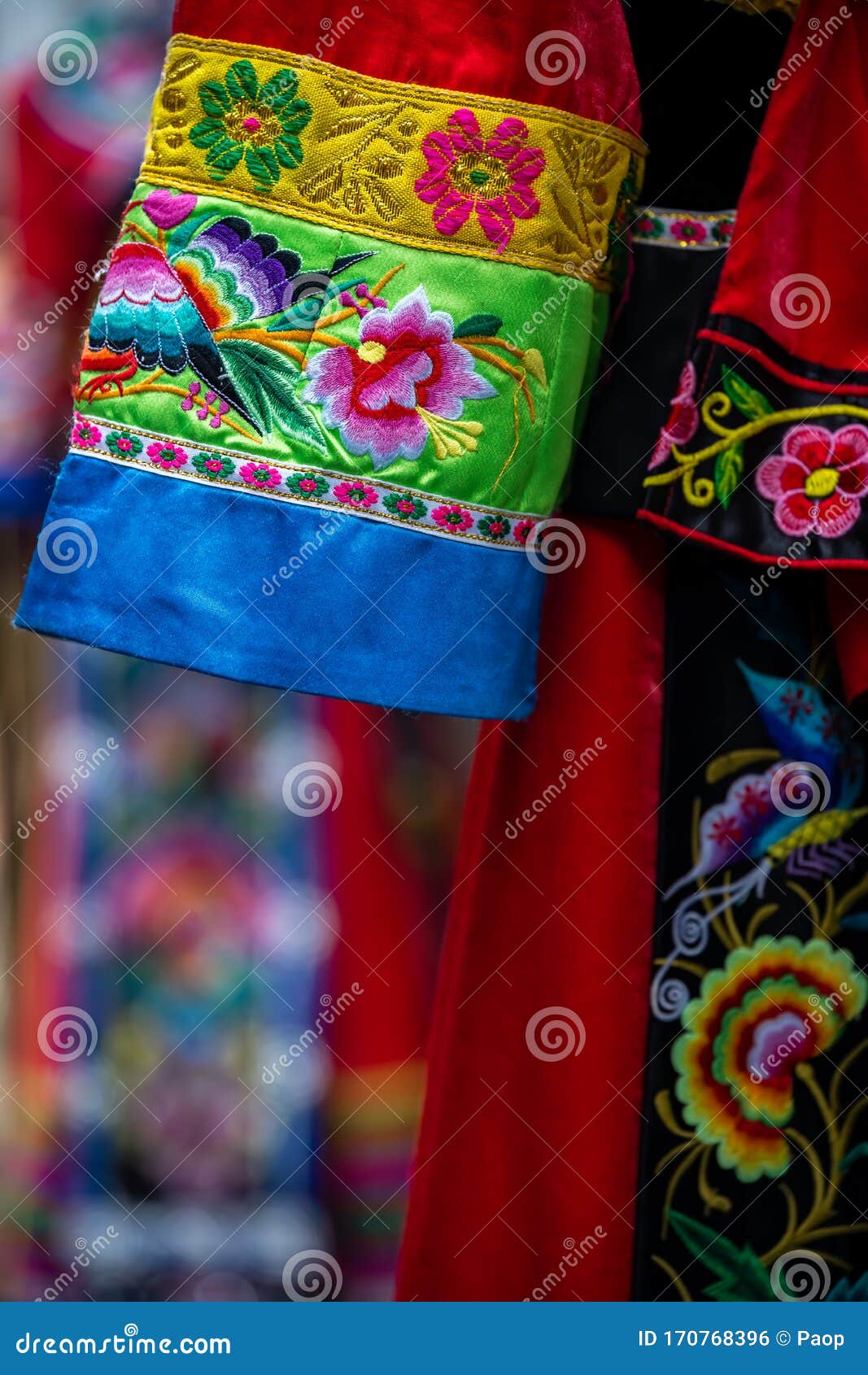 少数民族服饰色彩斑斓库存照片 图片包括有女孩 衣裳 工艺 中国 设计 少数民族 布料