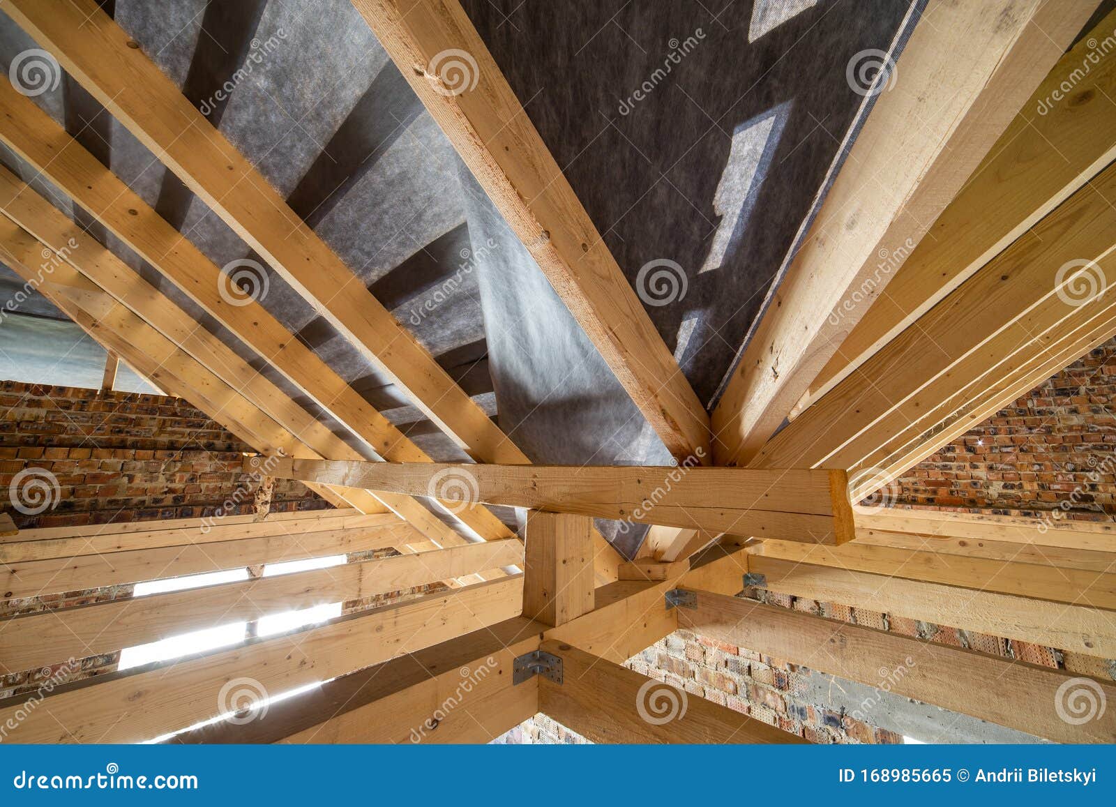 屋顶结构木梁和砖墙在建建筑的阁楼库存图片 图片包括有屋顶结构木梁和砖墙在建建筑的阁楼