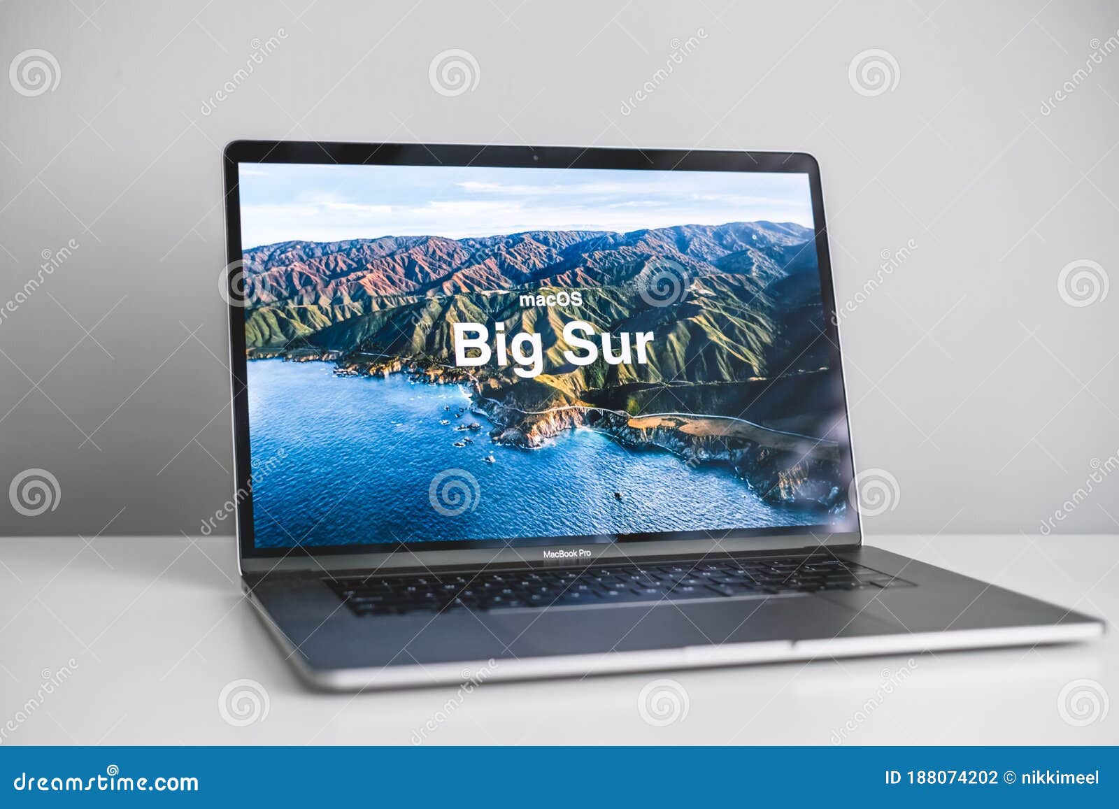 屏幕上带有mac Os Big Sur背景徽标的macbook 图库摄影片 图片包括有小配件 设备