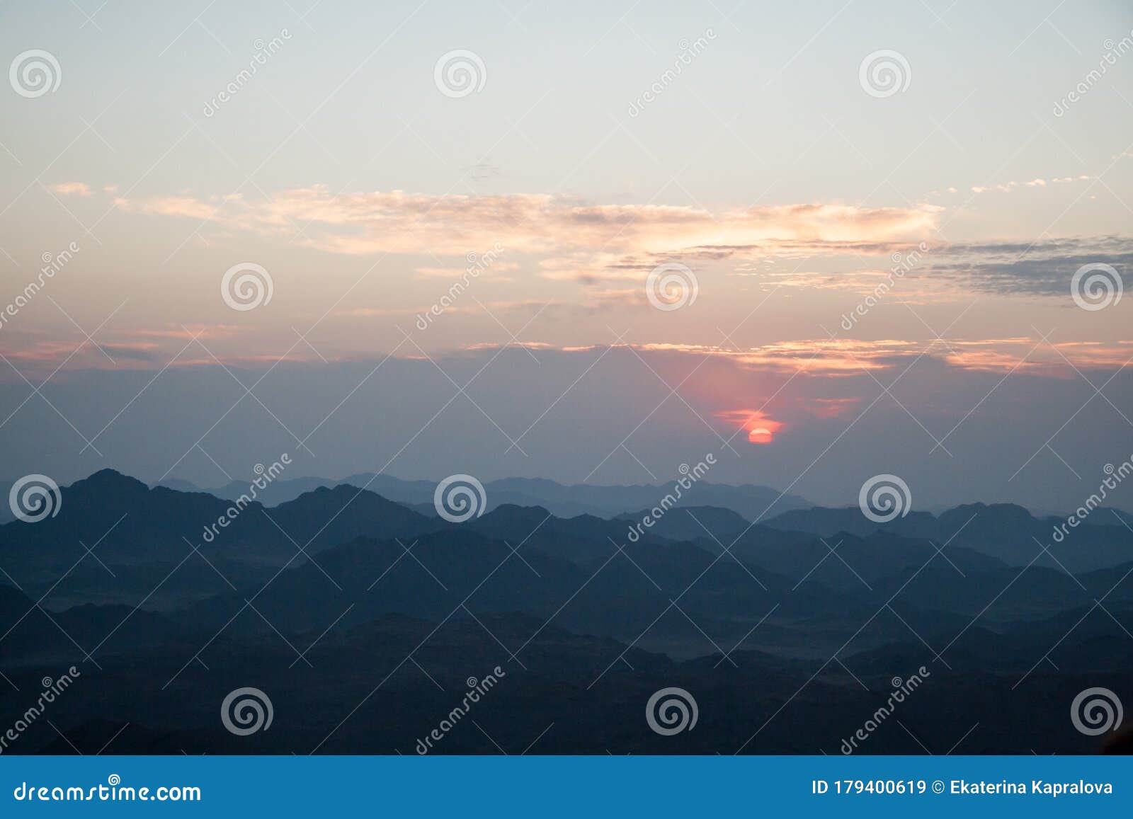 山中的太阳从云中升起库存图片 图片包括有照亮 天堂 环境 自治权 云彩 颜色 本质
