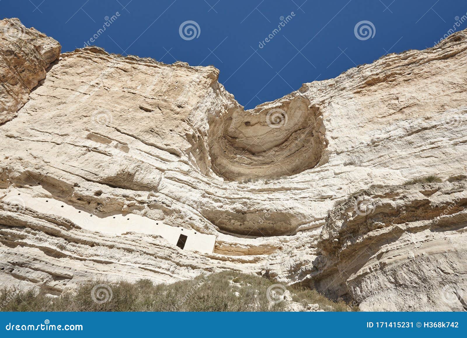 山岩上出土的原始沉降洞阿尔巴塞特库存图片 图片包括有观光 反气旋 土气 历史 结算 没人