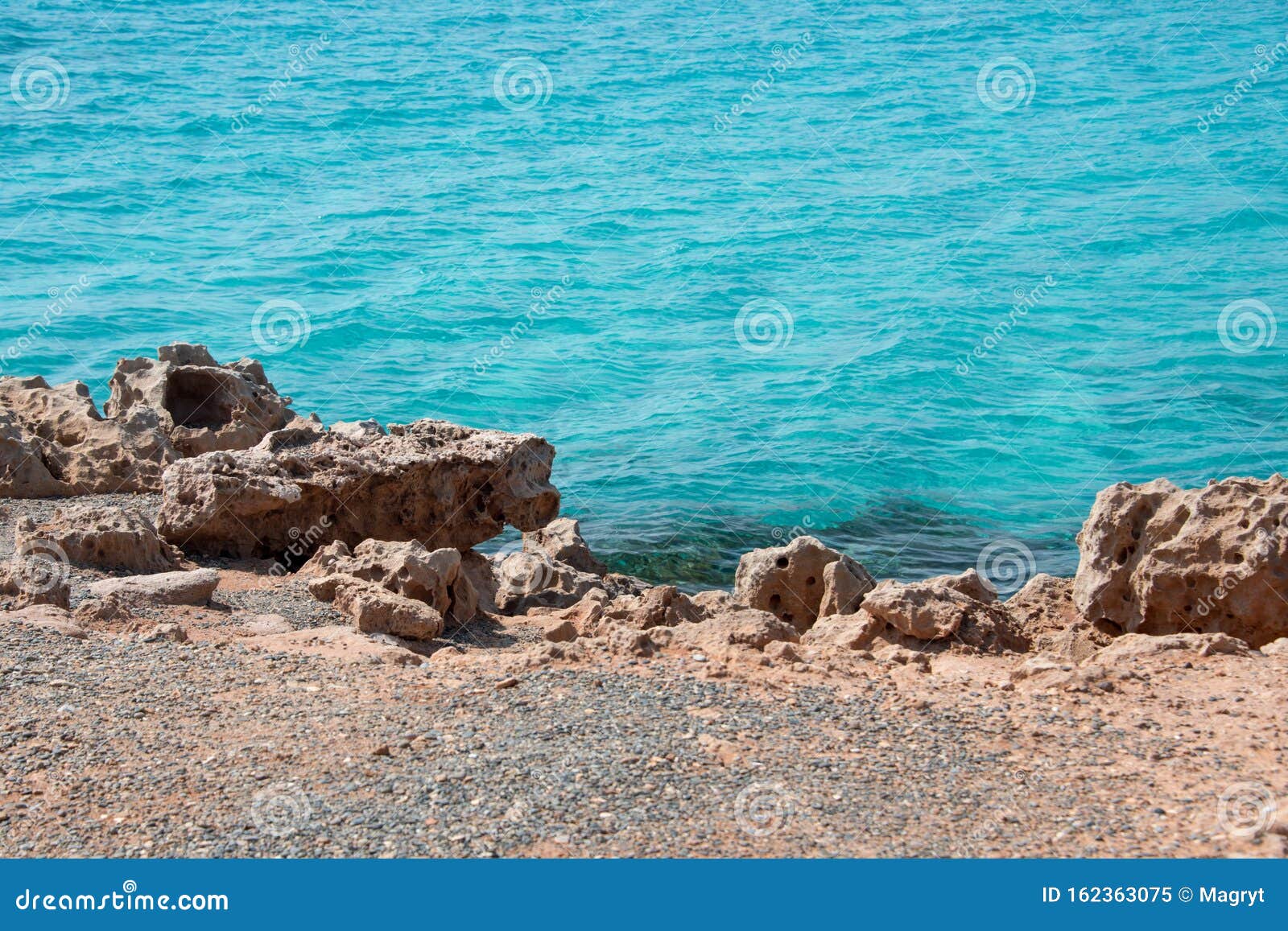 岩石海岸清澈透明海水自然海洋背景蓝色的海洋壁纸 阳光日的海浪库存图片 图片包括有岩石海岸清澈透明海水 蓝色的海洋壁纸 阳光日的海浪 162363075