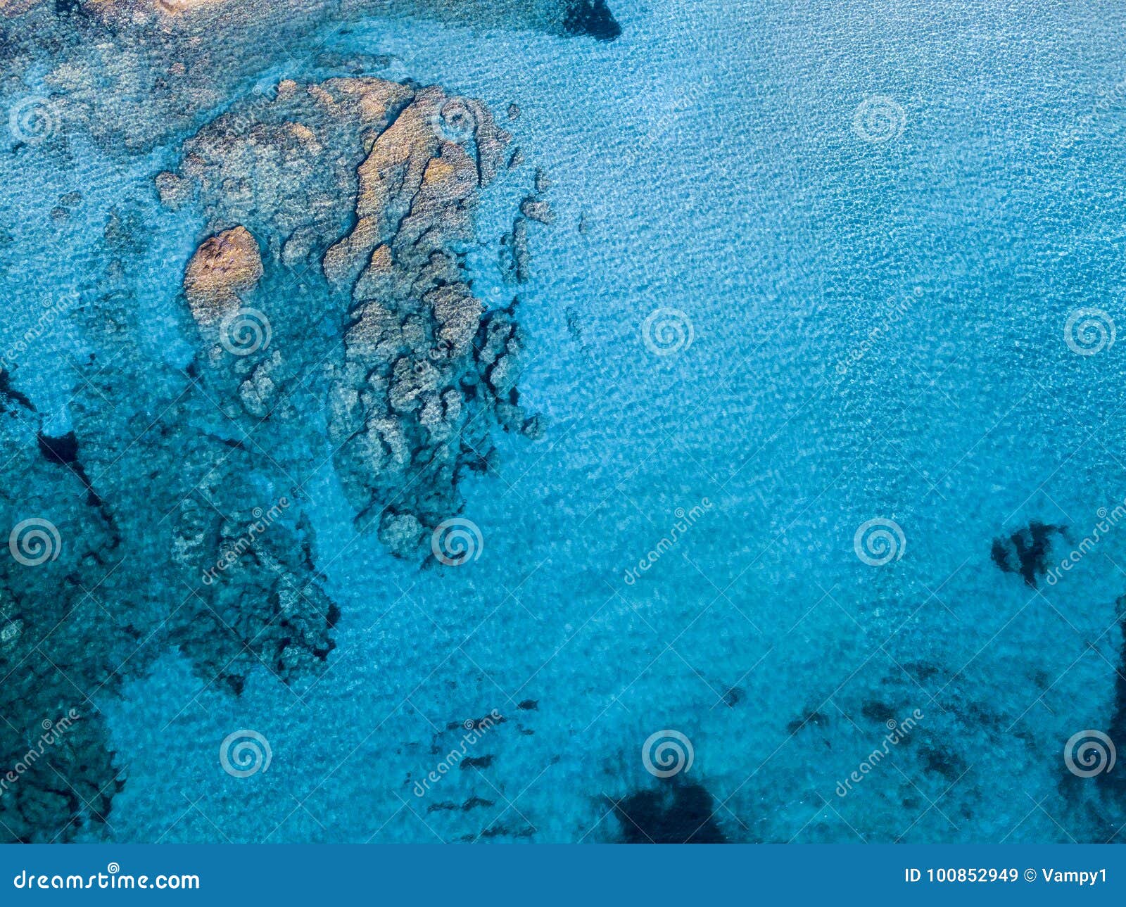 岩石鸟瞰图在海的从上面看的海底概要 透明水游泳者库存图片 图片包括有